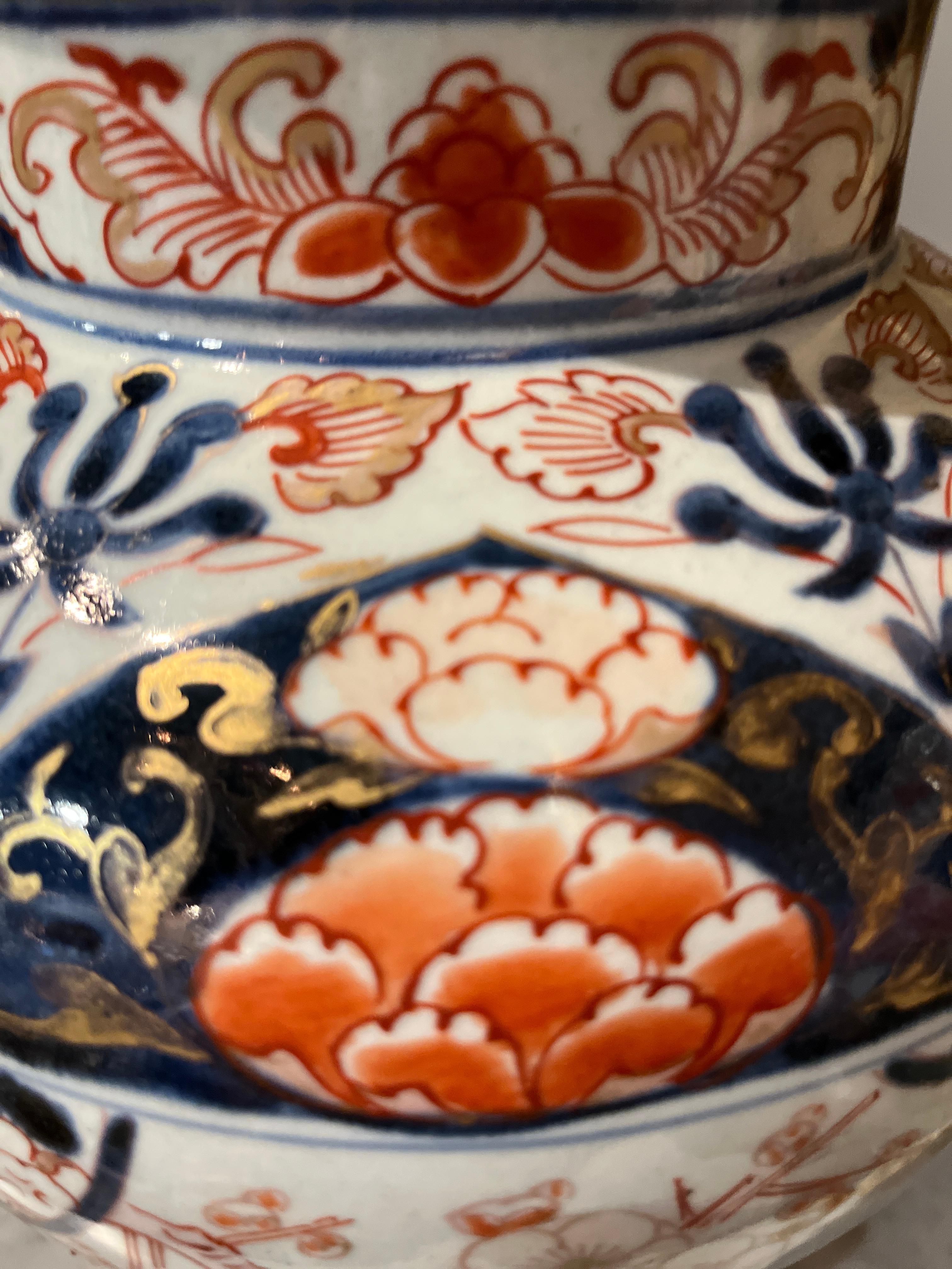Coppia di vasi in porcellana giapponese Imari Porcelain del XIX secolo (primi anni) con montatura in ormù in vendita 1