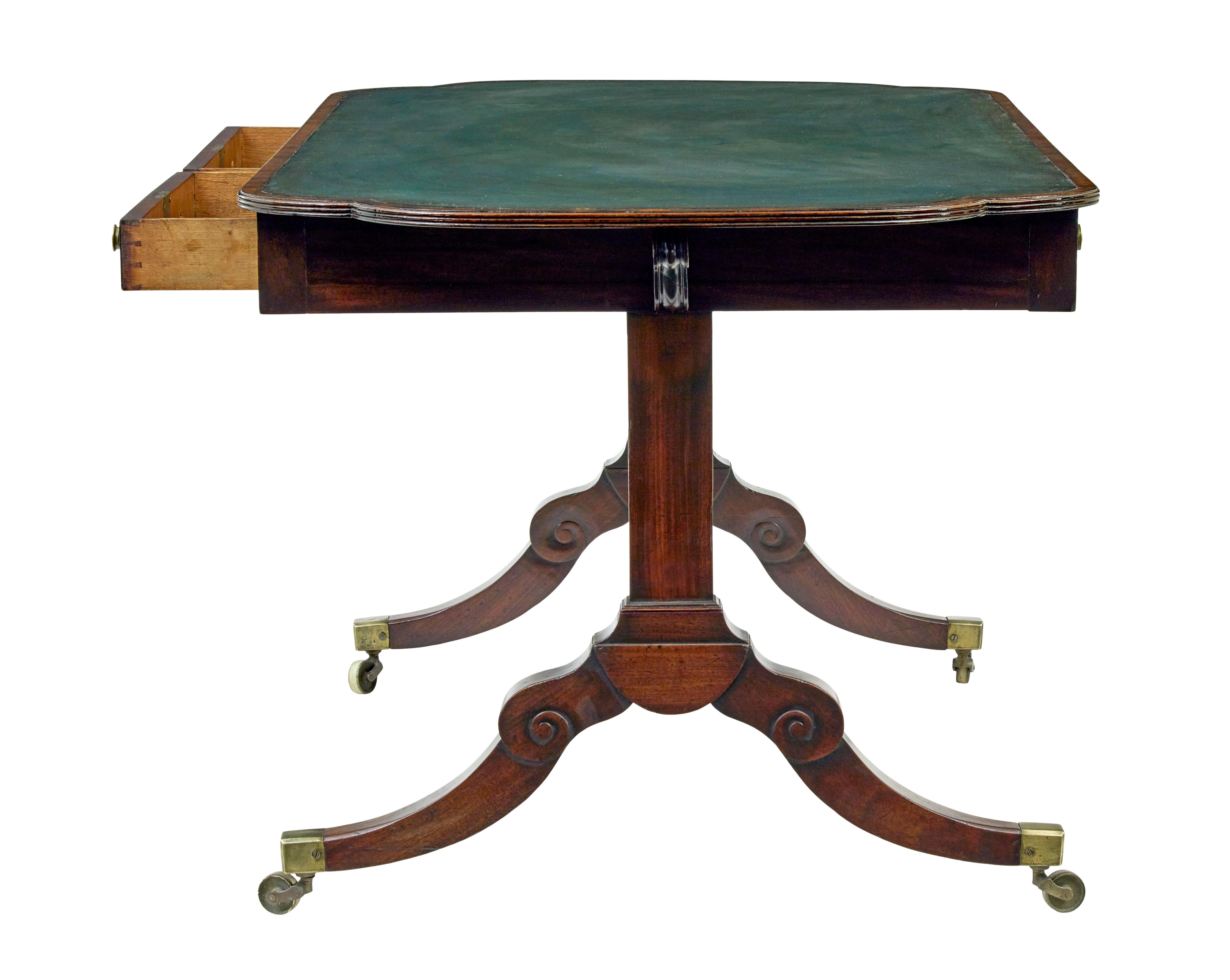 19. Jahrhundert frühviktorianischer Lederschreibtisch (Frühviktorianisch) im Angebot