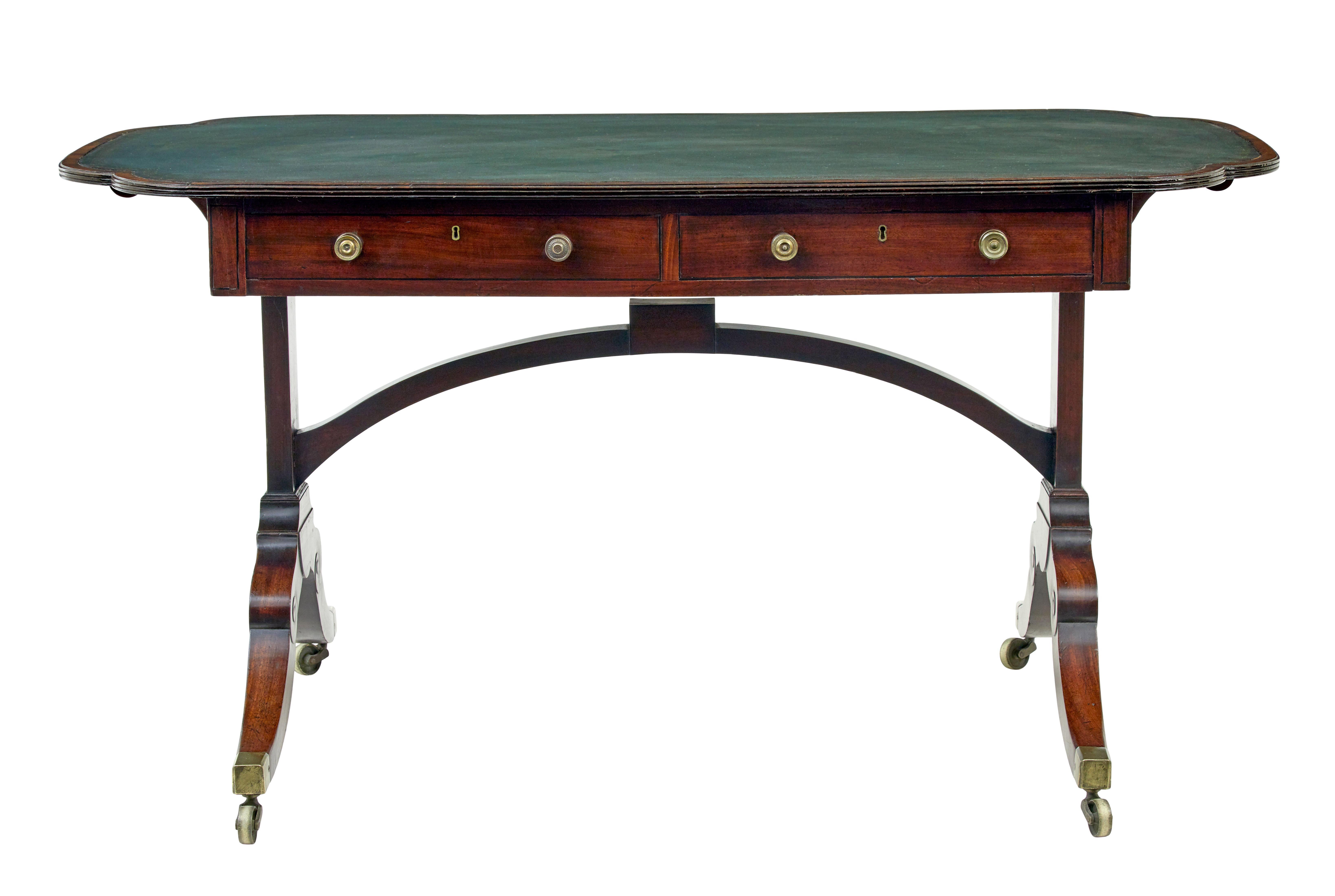 19. Jahrhundert frühviktorianischer Lederschreibtisch (Englisch) im Angebot