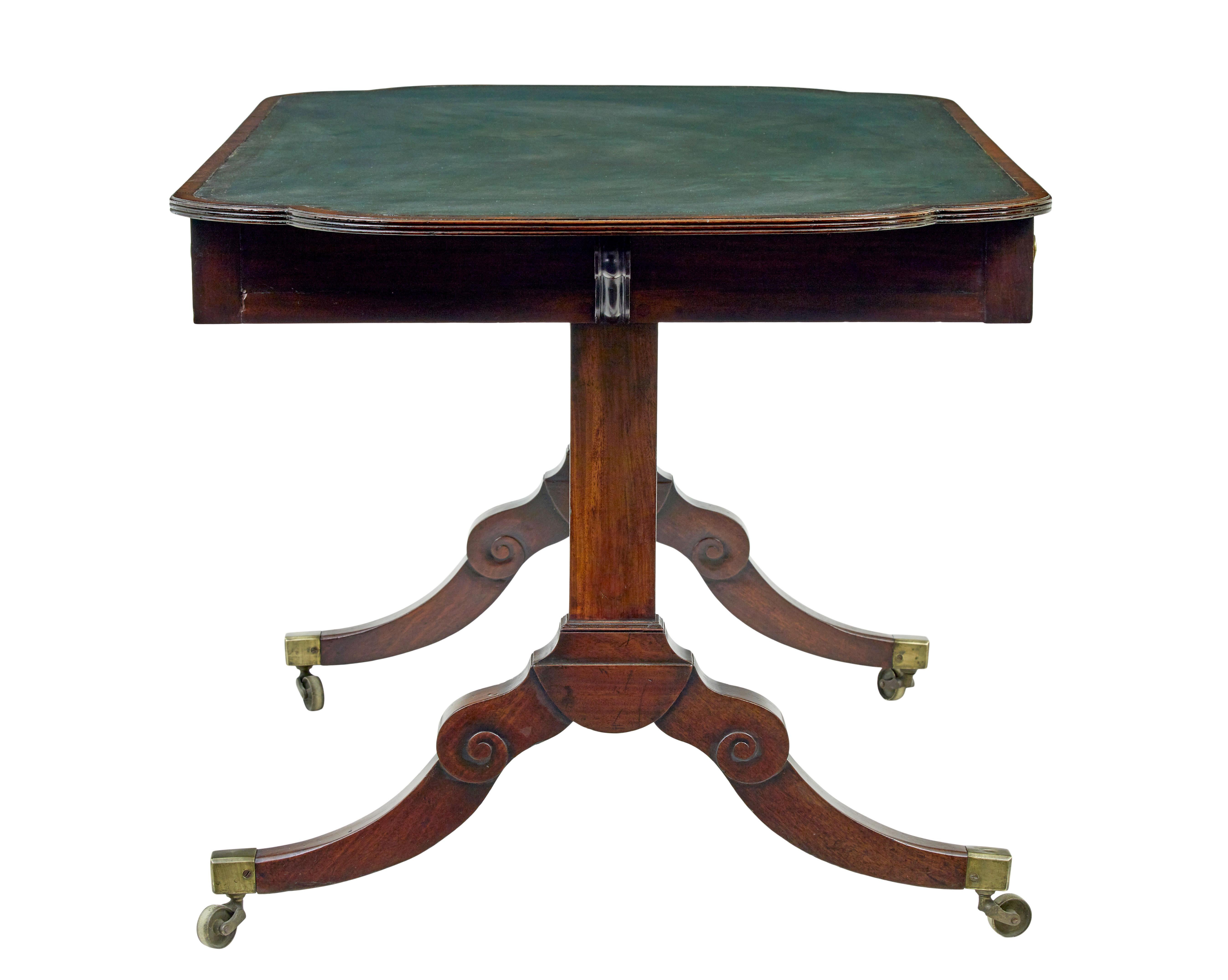 19. Jahrhundert frühviktorianischer Lederschreibtisch (Handgeschnitzt) im Angebot