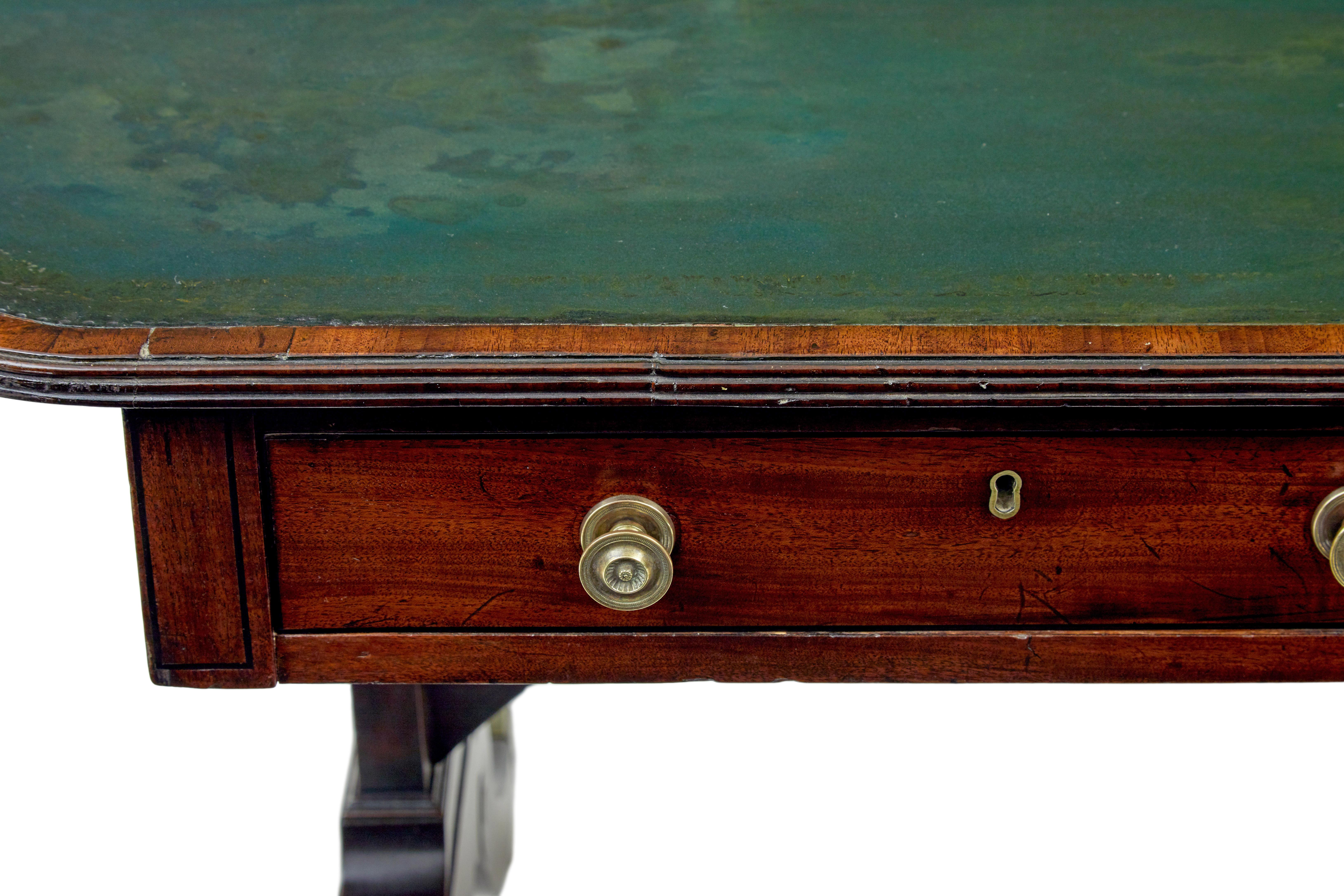19. Jahrhundert frühviktorianischer Lederschreibtisch im Zustand „Gut“ im Angebot in Debenham, Suffolk