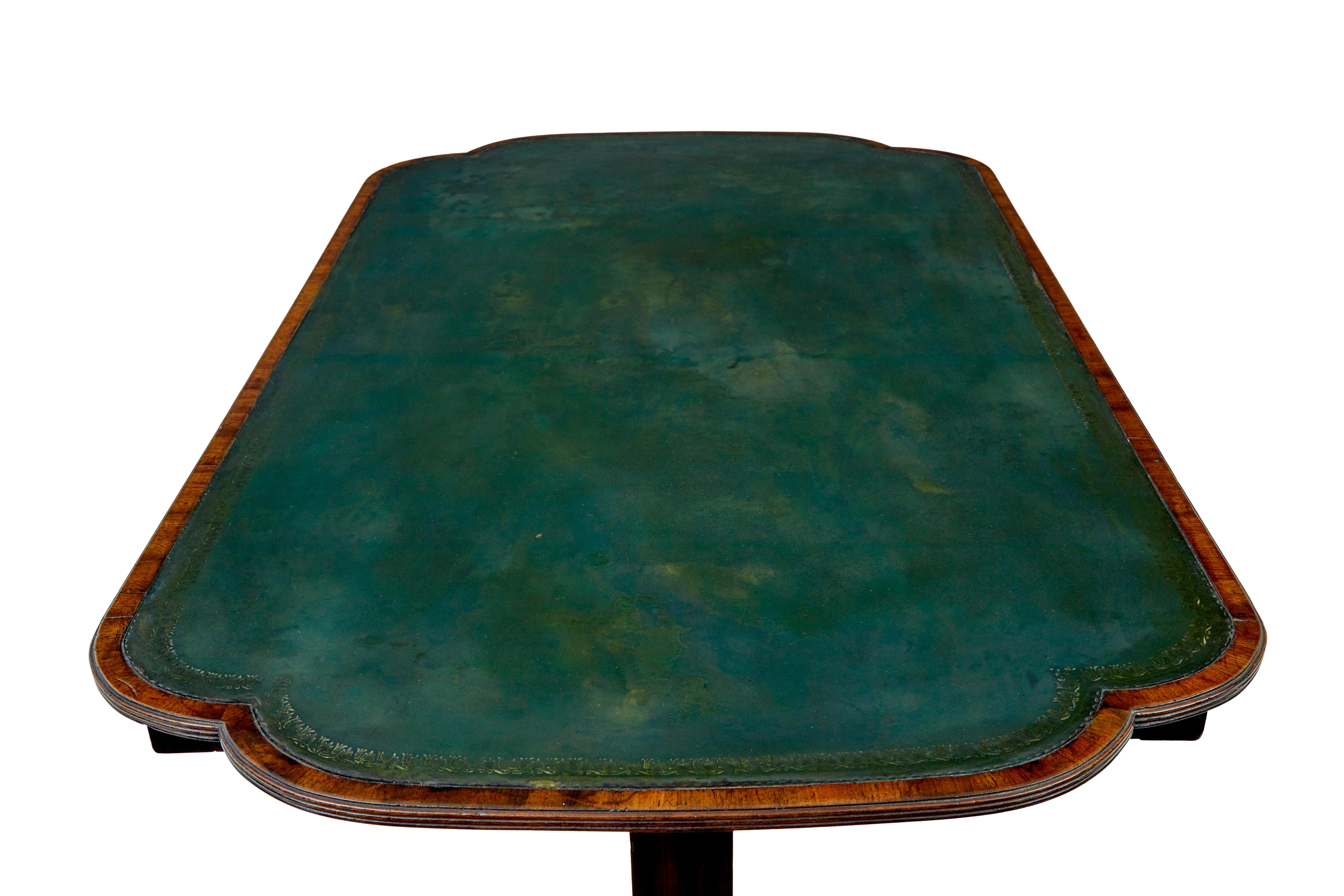 19. Jahrhundert frühviktorianischer Lederschreibtisch im Angebot 1
