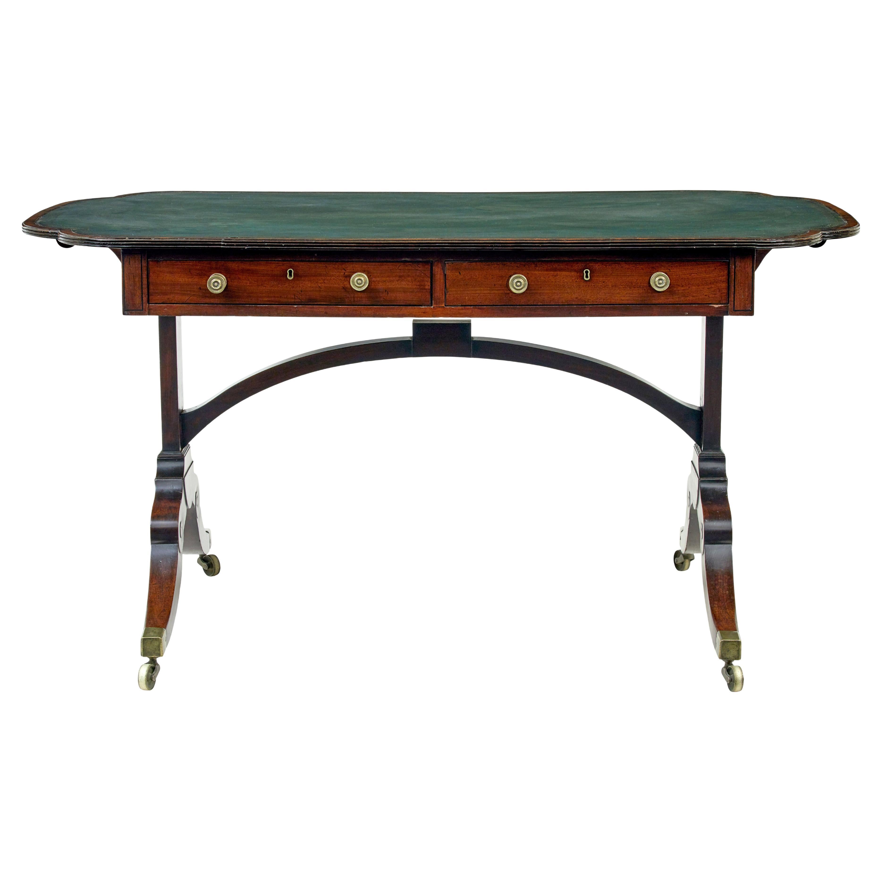 19. Jahrhundert frühviktorianischer Lederschreibtisch im Angebot
