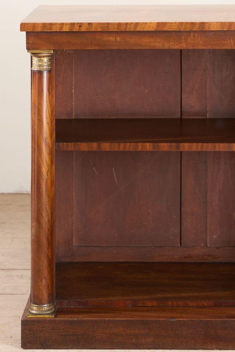 Il s'agit d'une belle qualité et d'un élégant coffret de bibliothèque en acajou du début du 19ème siècle victorien. Le design à colonnes et les détails en laiton sont très élégants et conviendront à un grand nombre d'intérieurs. L'étagère unique et