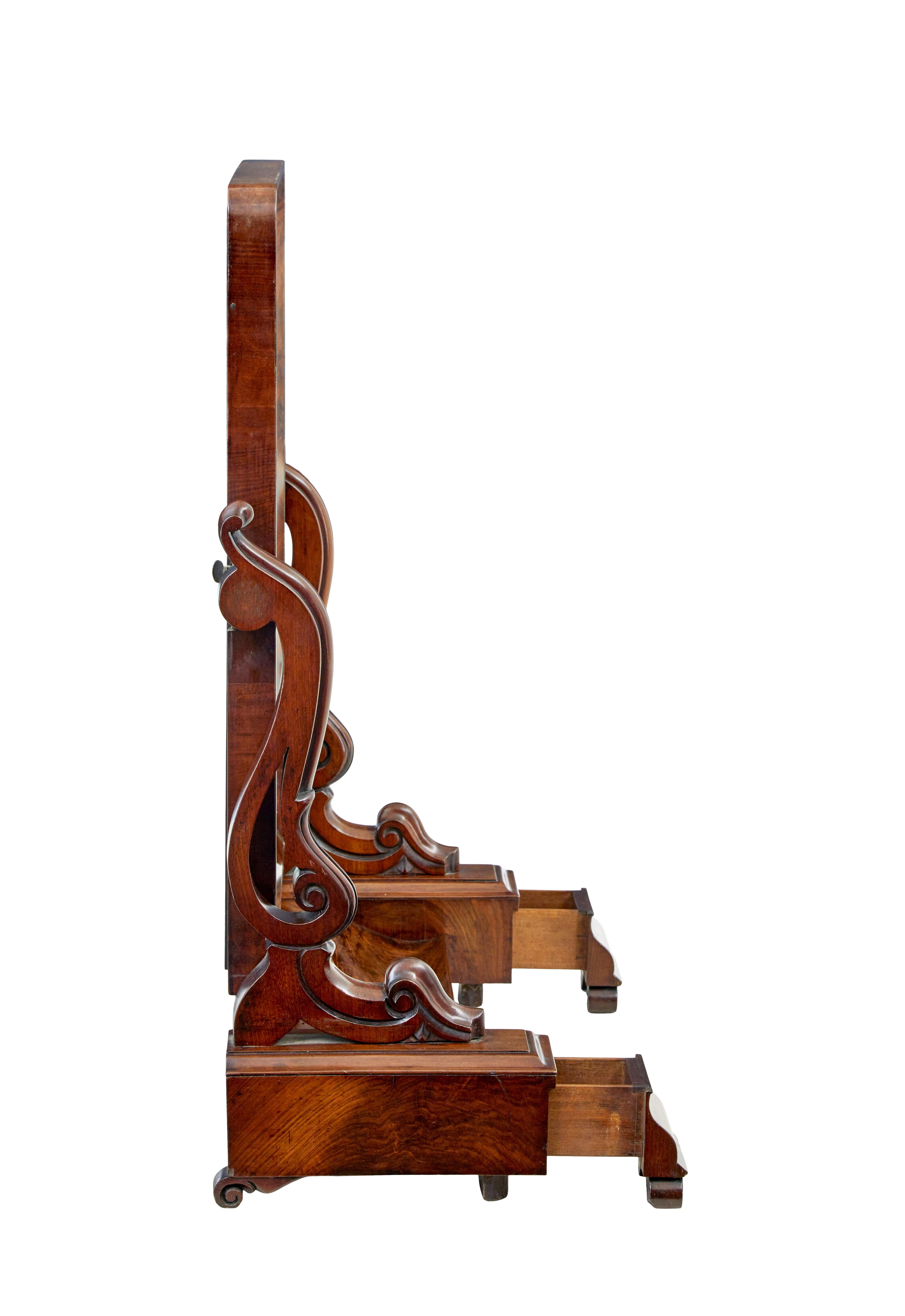 Specchio da toilette in mogano del XIX secolo, circa 1840.

Specchio di vanità vittoriano di alta qualità del 1840 circa. Specchio ad angolo regolabile, sostenuto da 2 supporti a scorrimento intagliati. Si regge su una base con cassetti segreti