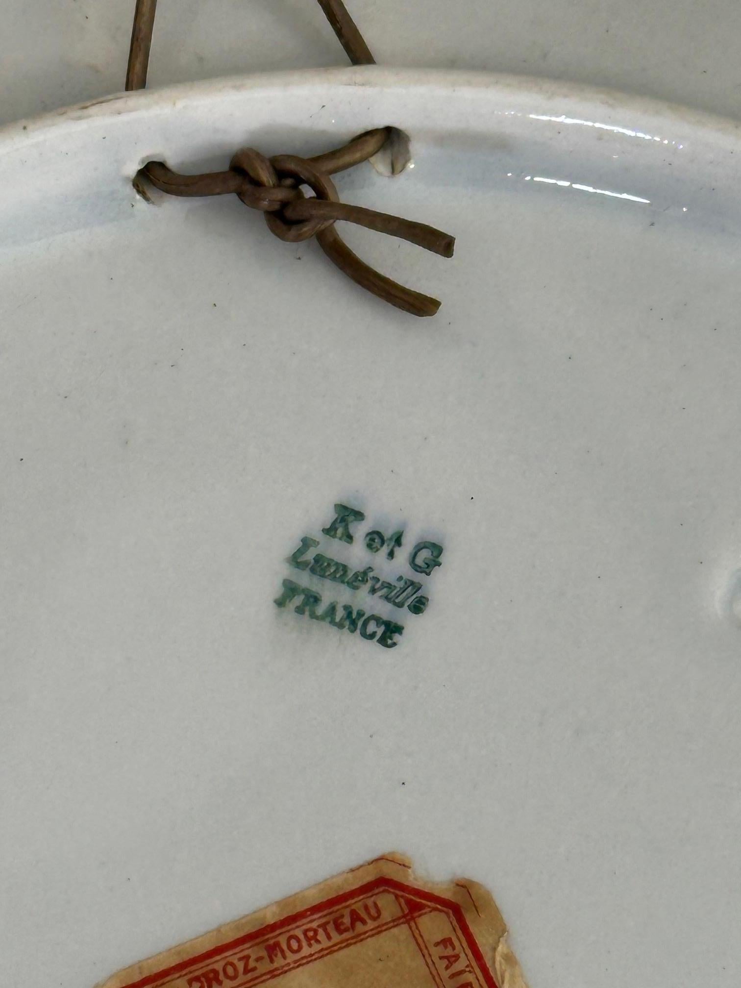 Art déco Grande assiette en faïence de Luneville du 19e siècle signée par Géo Condé en vente