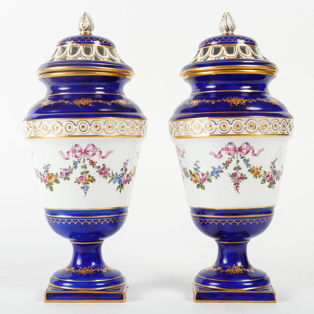 19th century earthenware potpourri in the Louis XV style.

Nineteenth century earthenware potpourri in the spirit of the eighteenth century, the work of Samson of very fine quality.  

H: 24cm , d: 12cm
