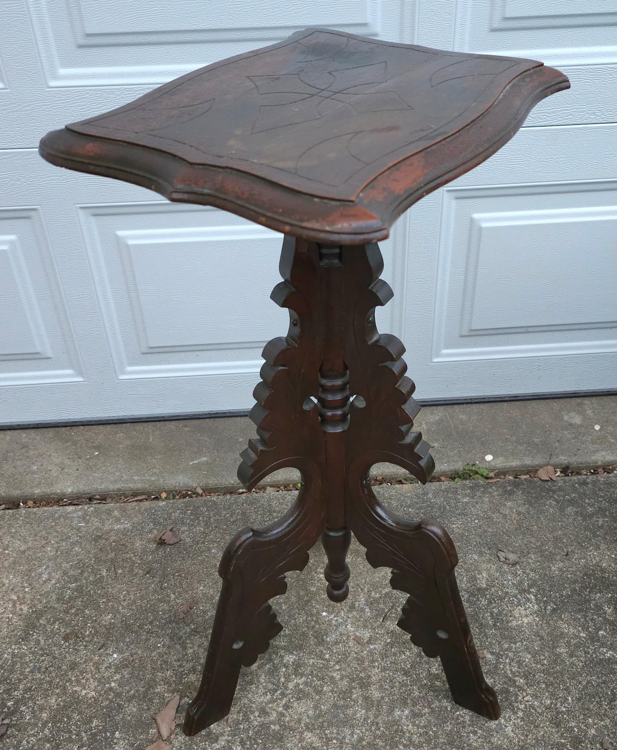 19. Jahrhundert Eastlake geschnitzt Walnuss Stand Pedestal (amerikanisch) im Angebot