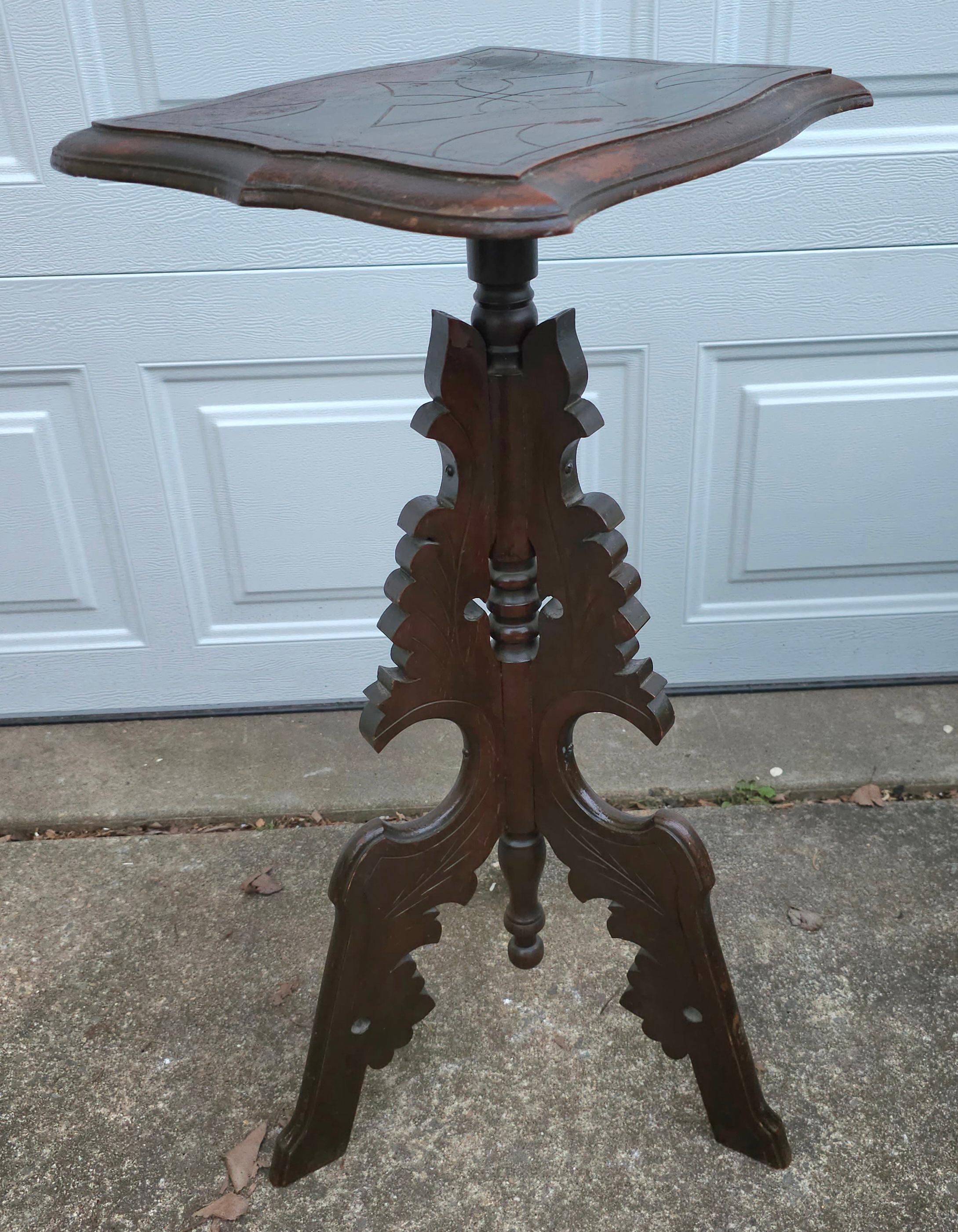 19. Jahrhundert Eastlake geschnitzt Walnuss Stand Pedestal im Zustand „Gut“ im Angebot in Germantown, MD