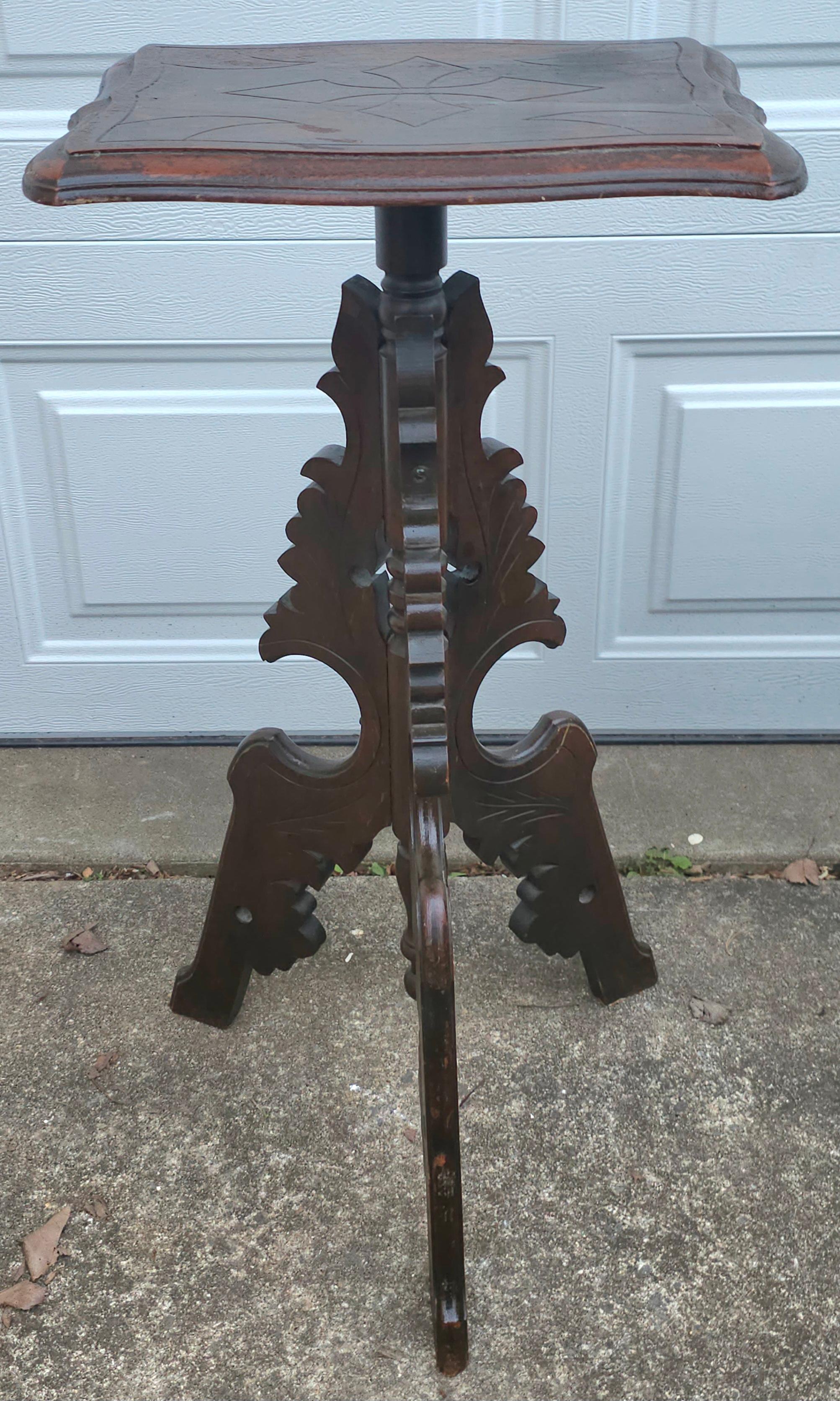 19. Jahrhundert Eastlake geschnitzt Walnuss Stand Pedestal im Angebot 2