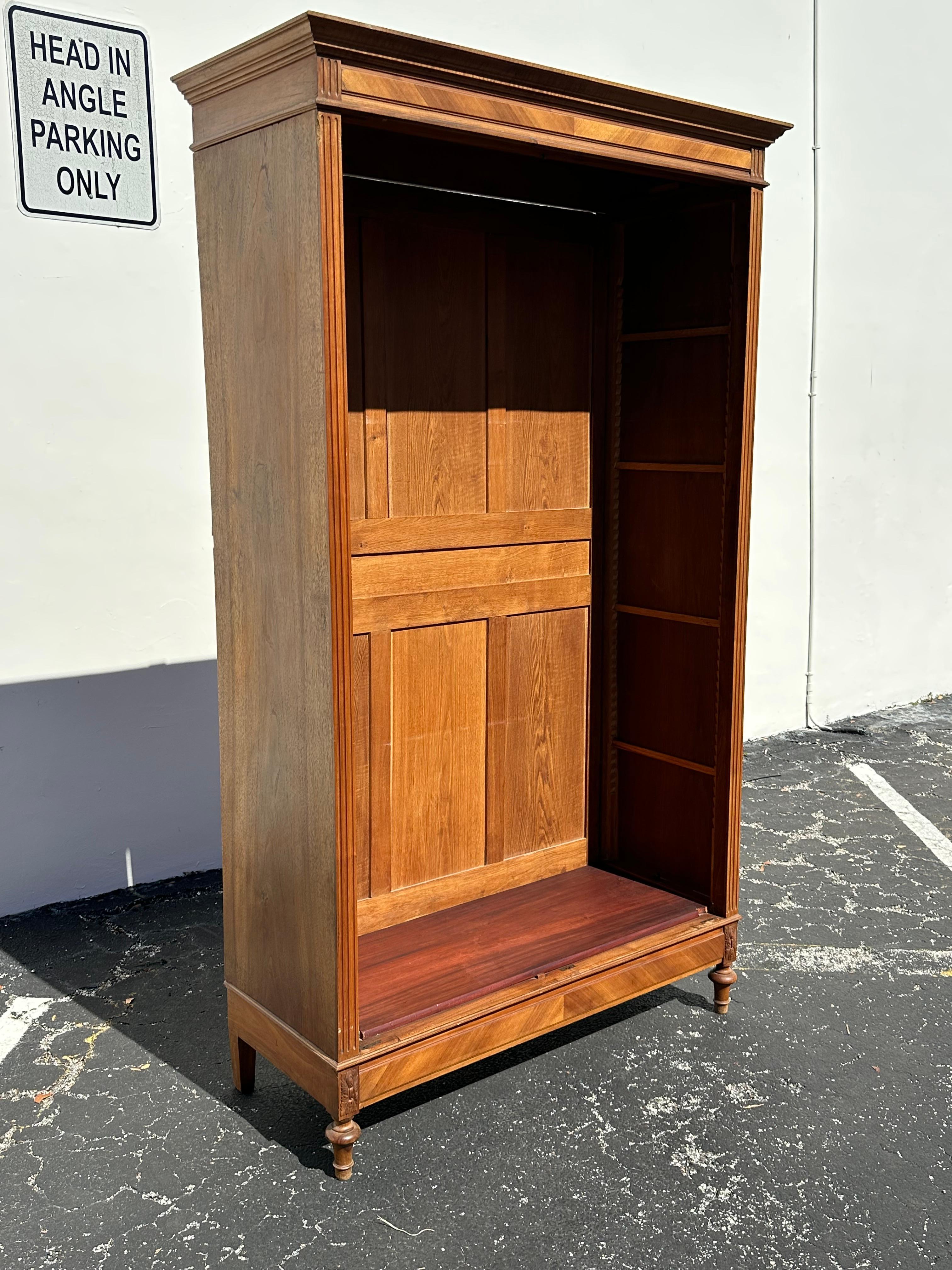 Librería victoriana Eastlake de nogal tallado y madera burilada en venta 5