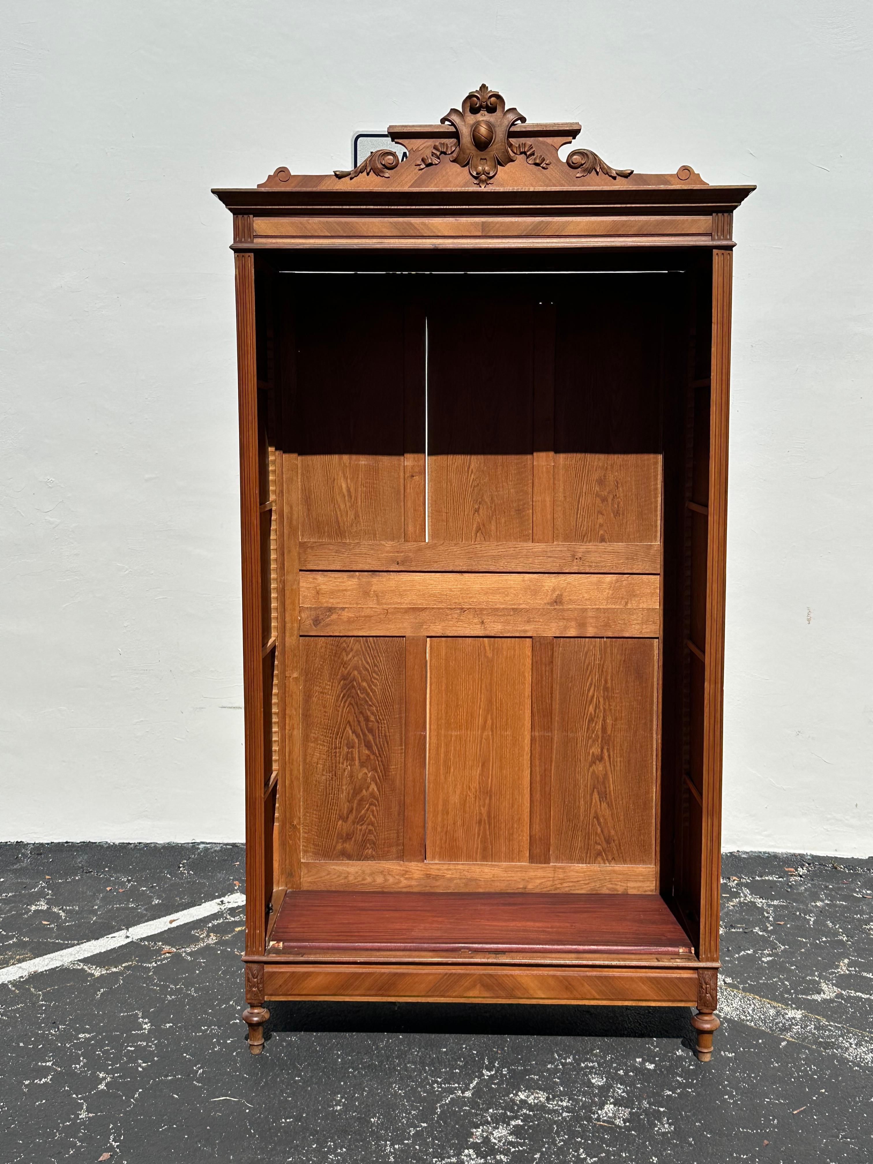 Librería victoriana Eastlake de nogal tallado y madera burilada en venta 6