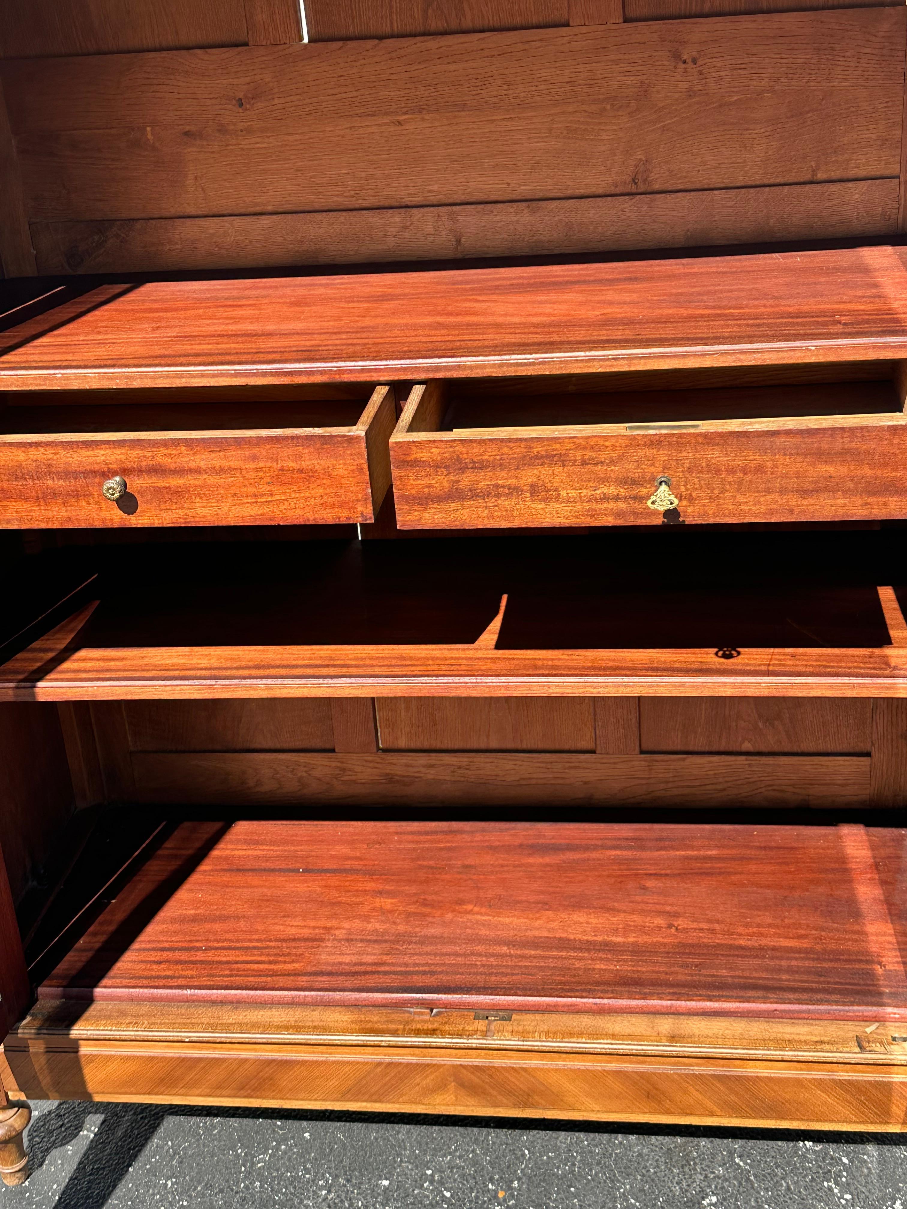 Librería victoriana Eastlake de nogal tallado y madera burilada en venta 7