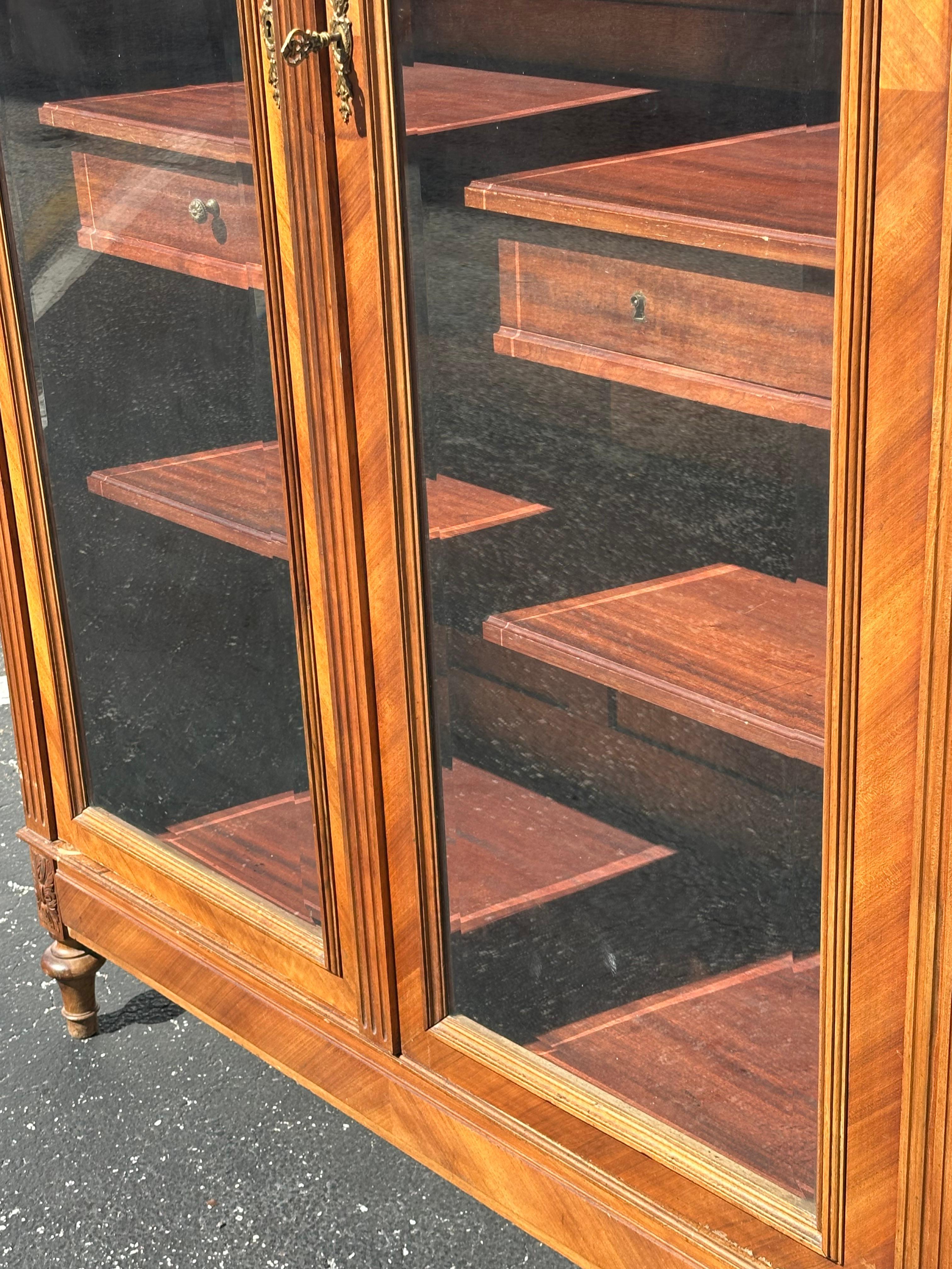 Librería victoriana Eastlake de nogal tallado y madera burilada en venta 8