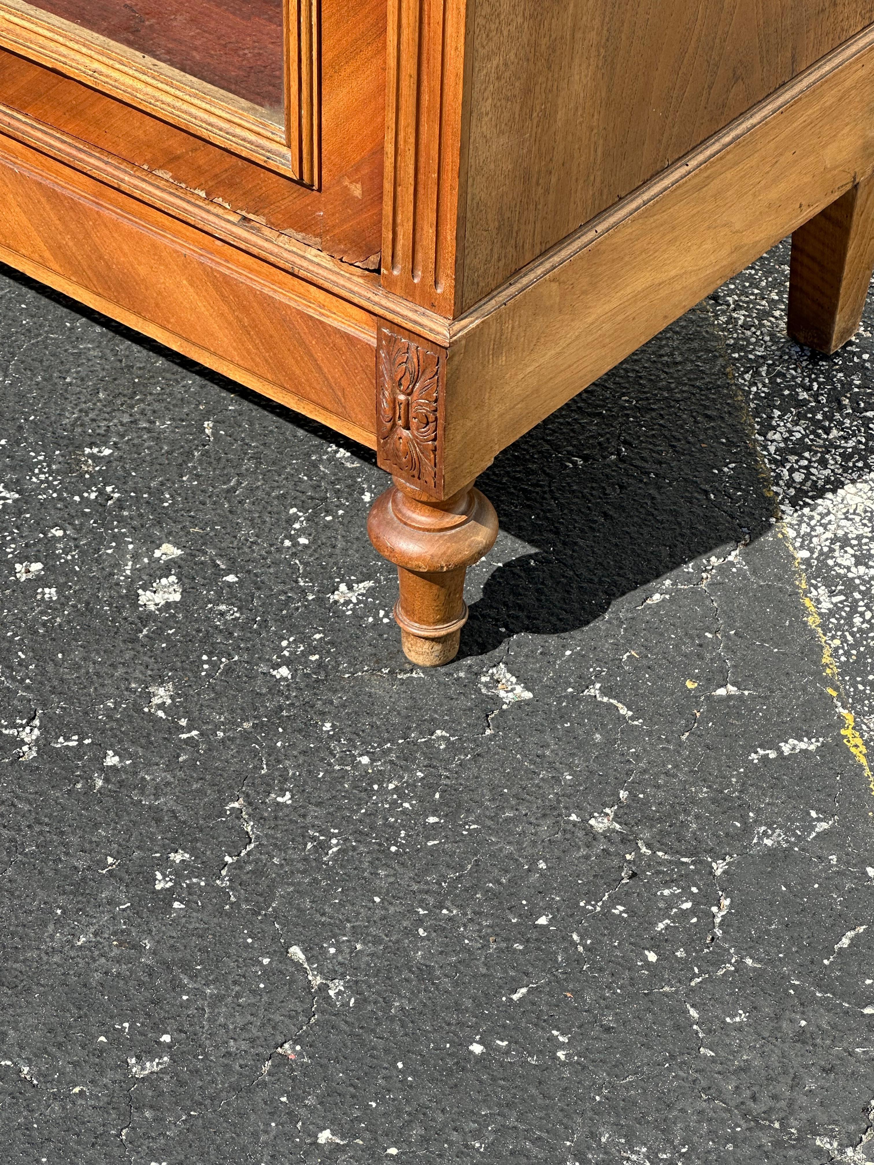 Librería victoriana Eastlake de nogal tallado y madera burilada en venta 9