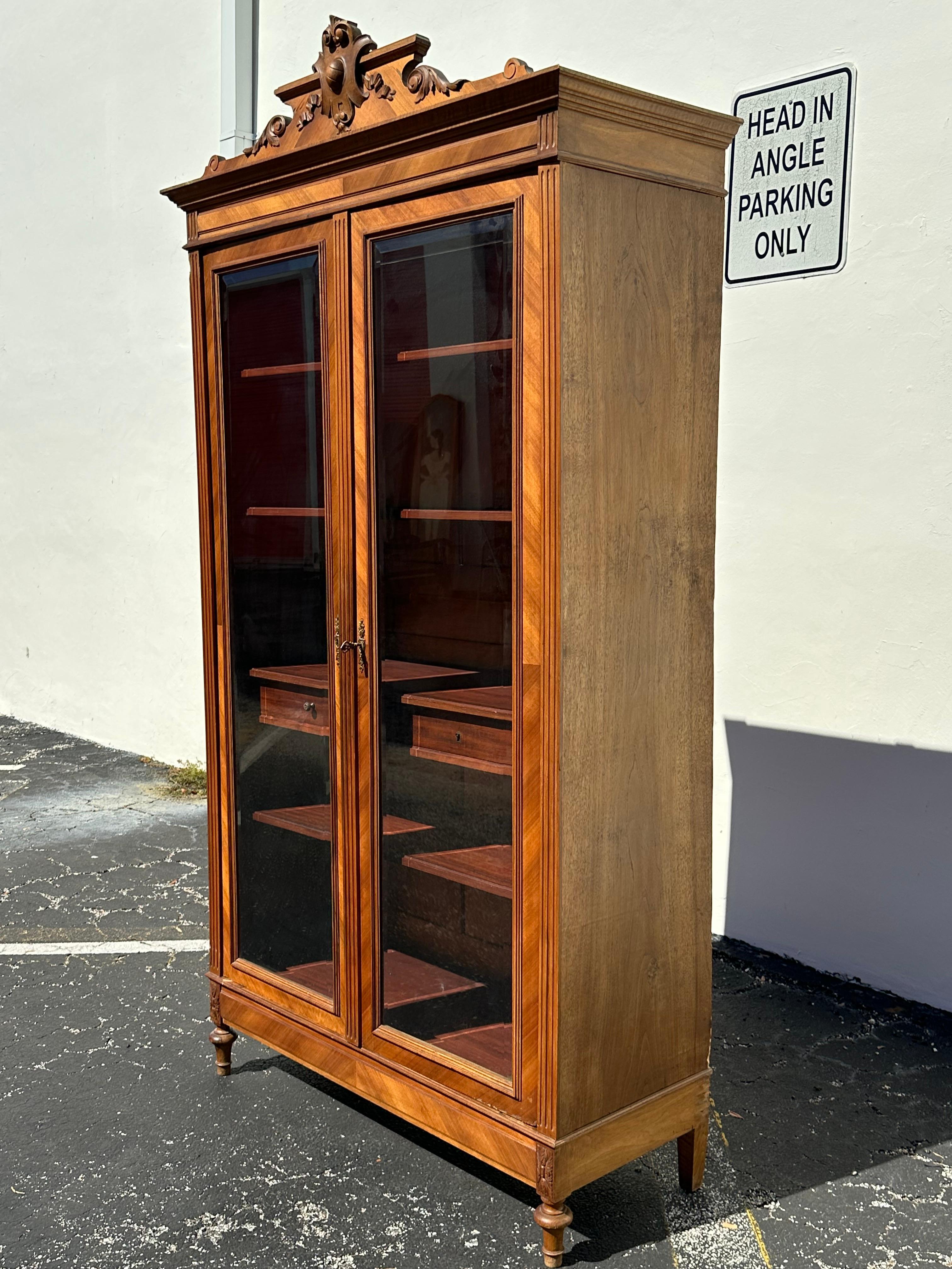 Librería victoriana Eastlake de nogal tallado y madera burilada en Bueno estado para la venta en Fort Lauderdale, FL