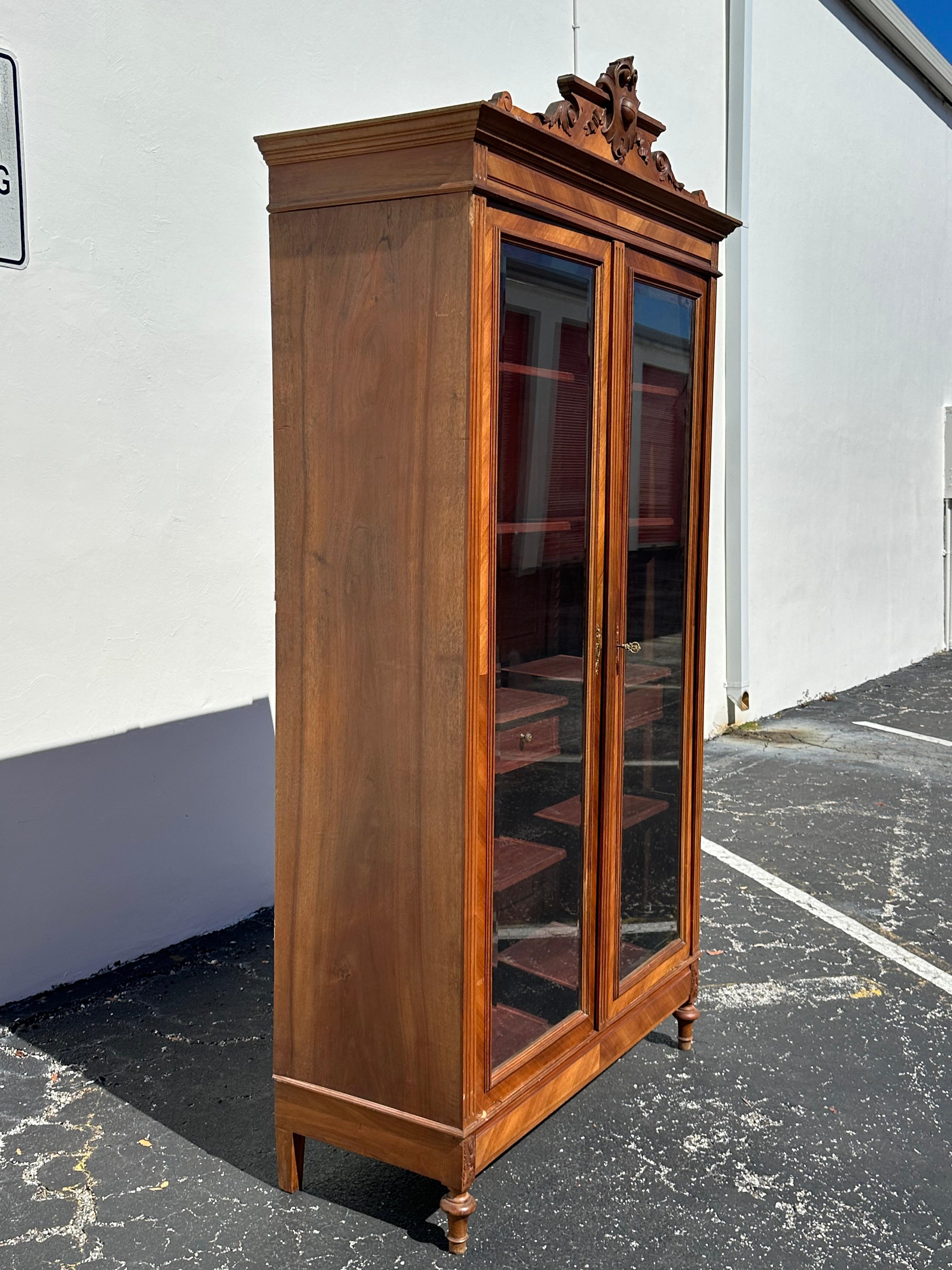 Librería victoriana Eastlake de nogal tallado y madera burilada siglo XIX en venta