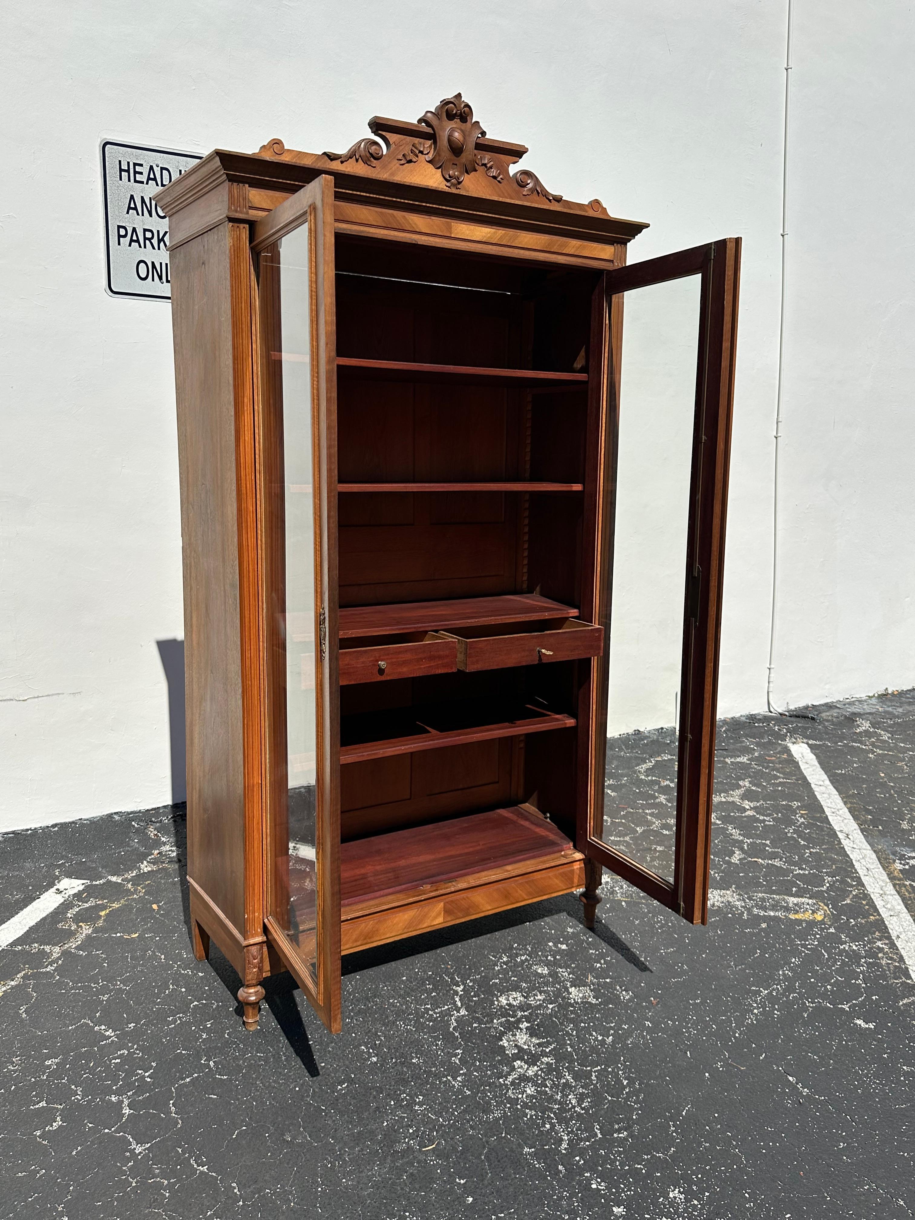 Librería victoriana Eastlake de nogal tallado y madera burilada Vidrio en venta