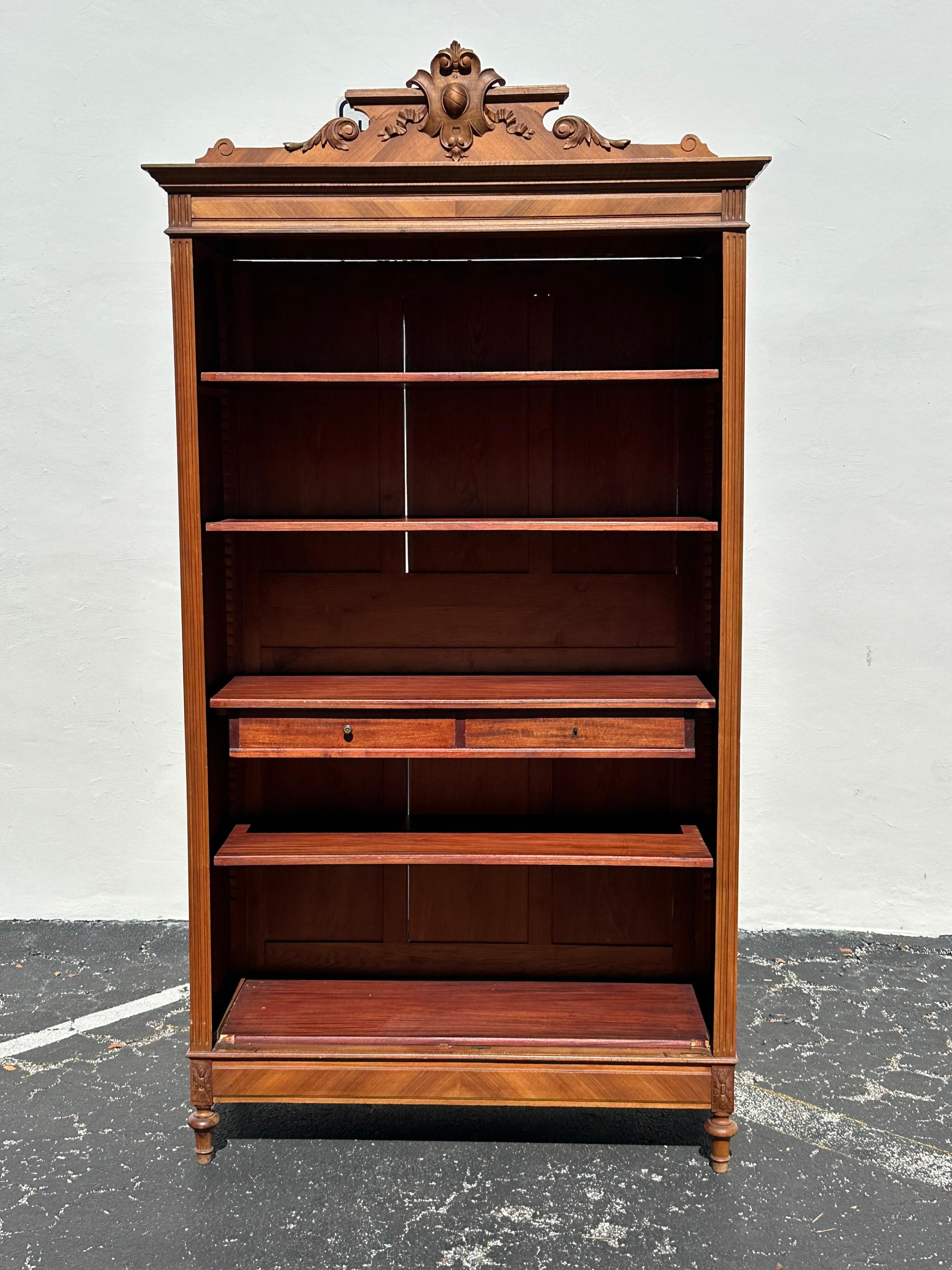 Librería victoriana Eastlake de nogal tallado y madera burilada en venta 1