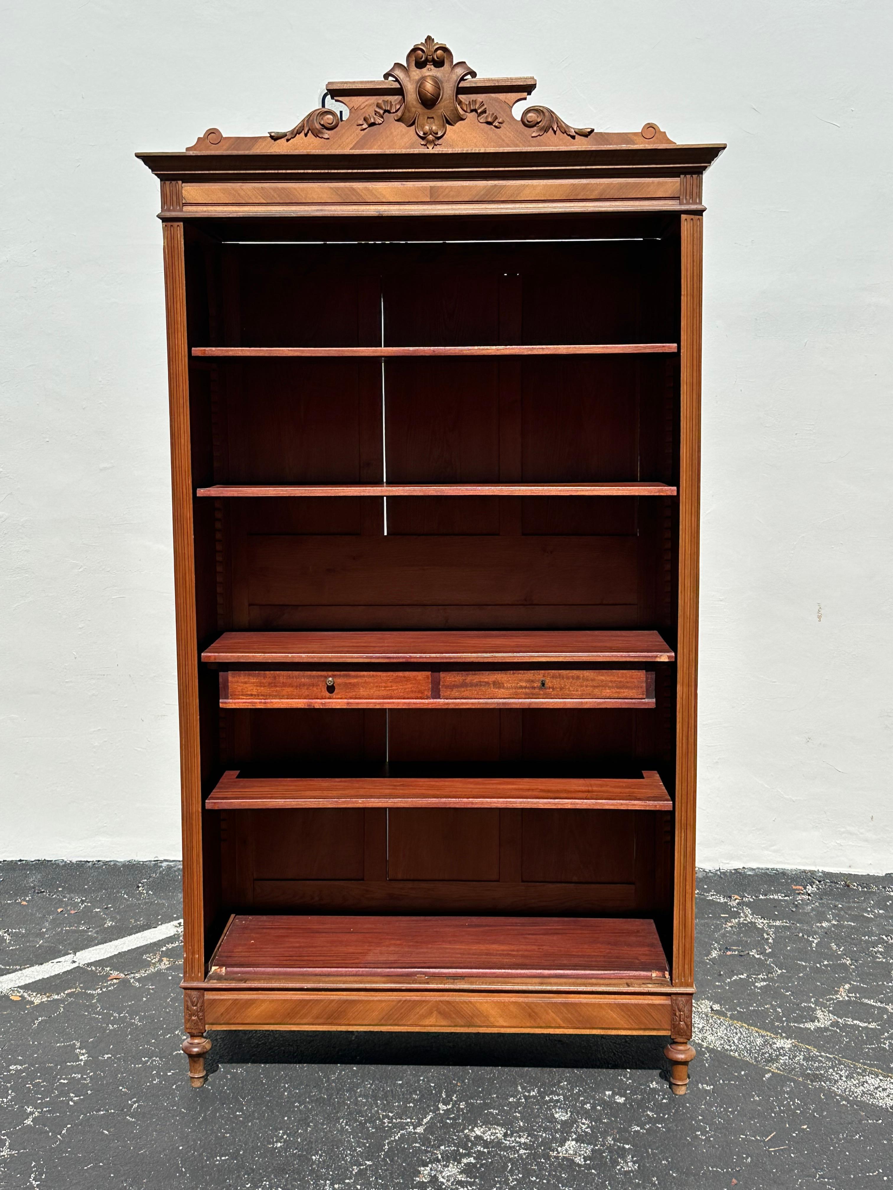 Librería victoriana Eastlake de nogal tallado y madera burilada en venta 2