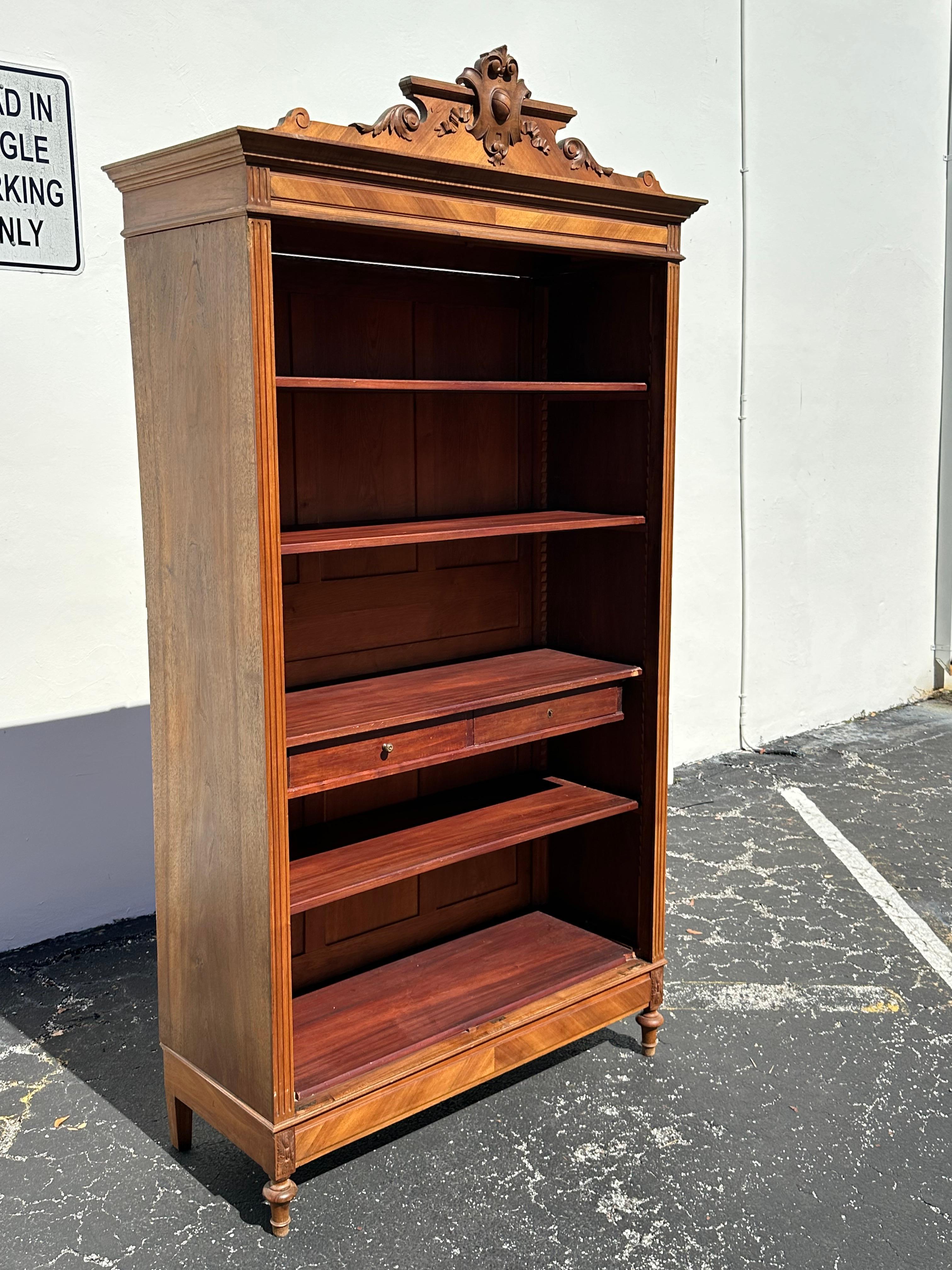 Librería victoriana Eastlake de nogal tallado y madera burilada en venta 3