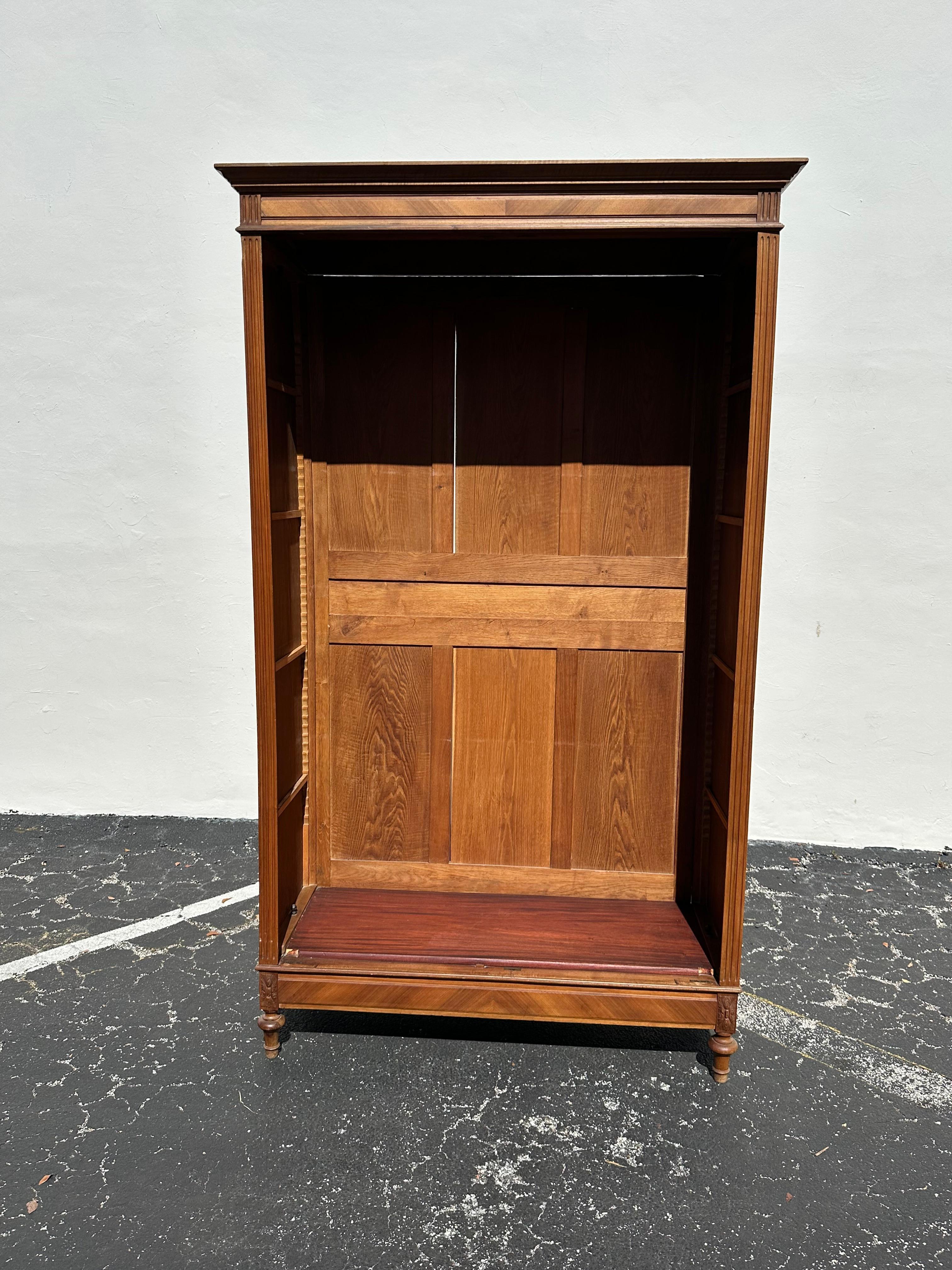 Librería victoriana Eastlake de nogal tallado y madera burilada en venta 4