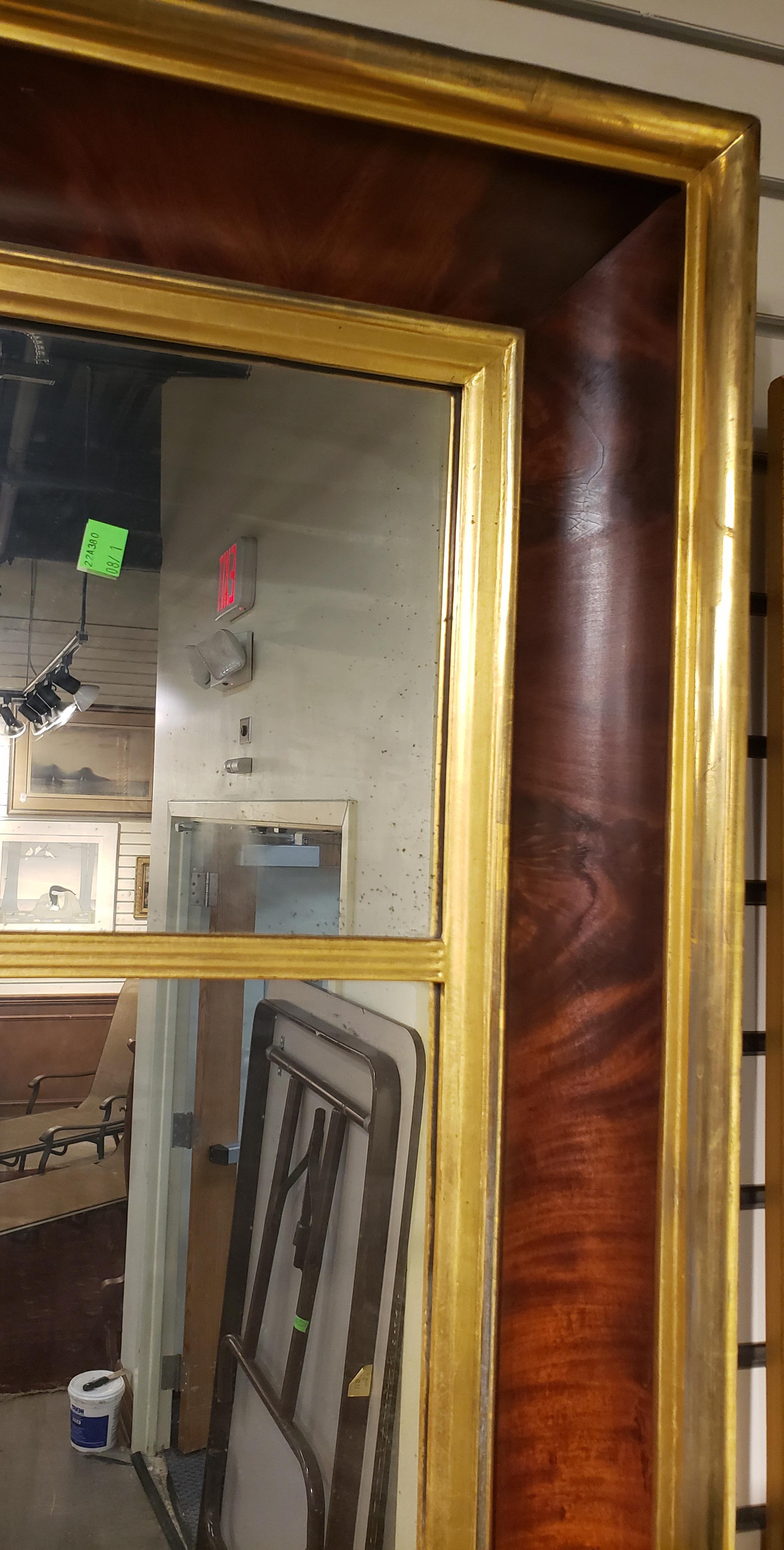 miroir trumeau Empire américain du 19e siècle en acajou avec cadre en flammes dorées. Beau miroir avec patine.
Mesure 22