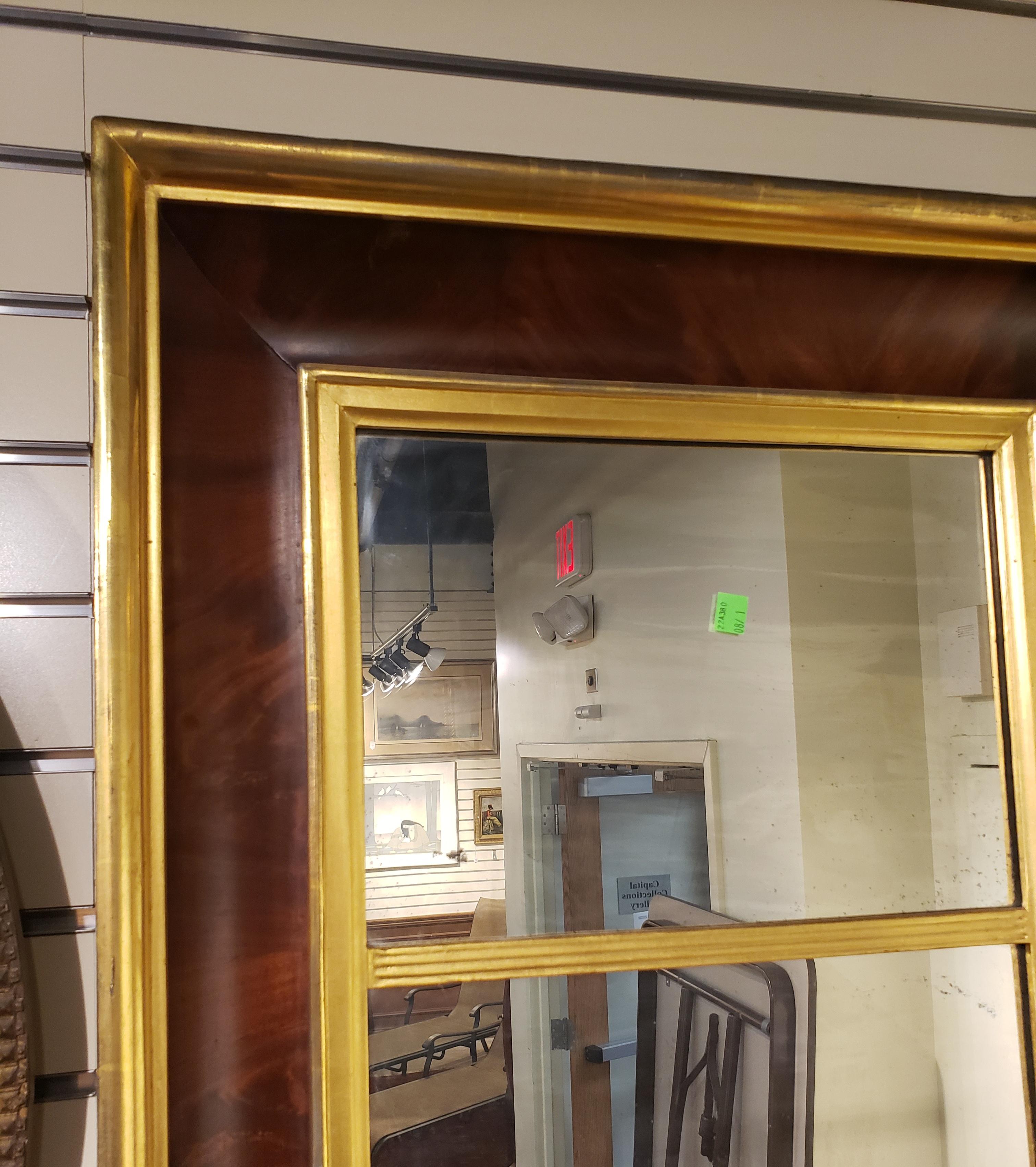 Eastlake Miroir Trumeau Empire américain du 19ème siècle avec cadre en acajou flammé doré à la feuille en vente