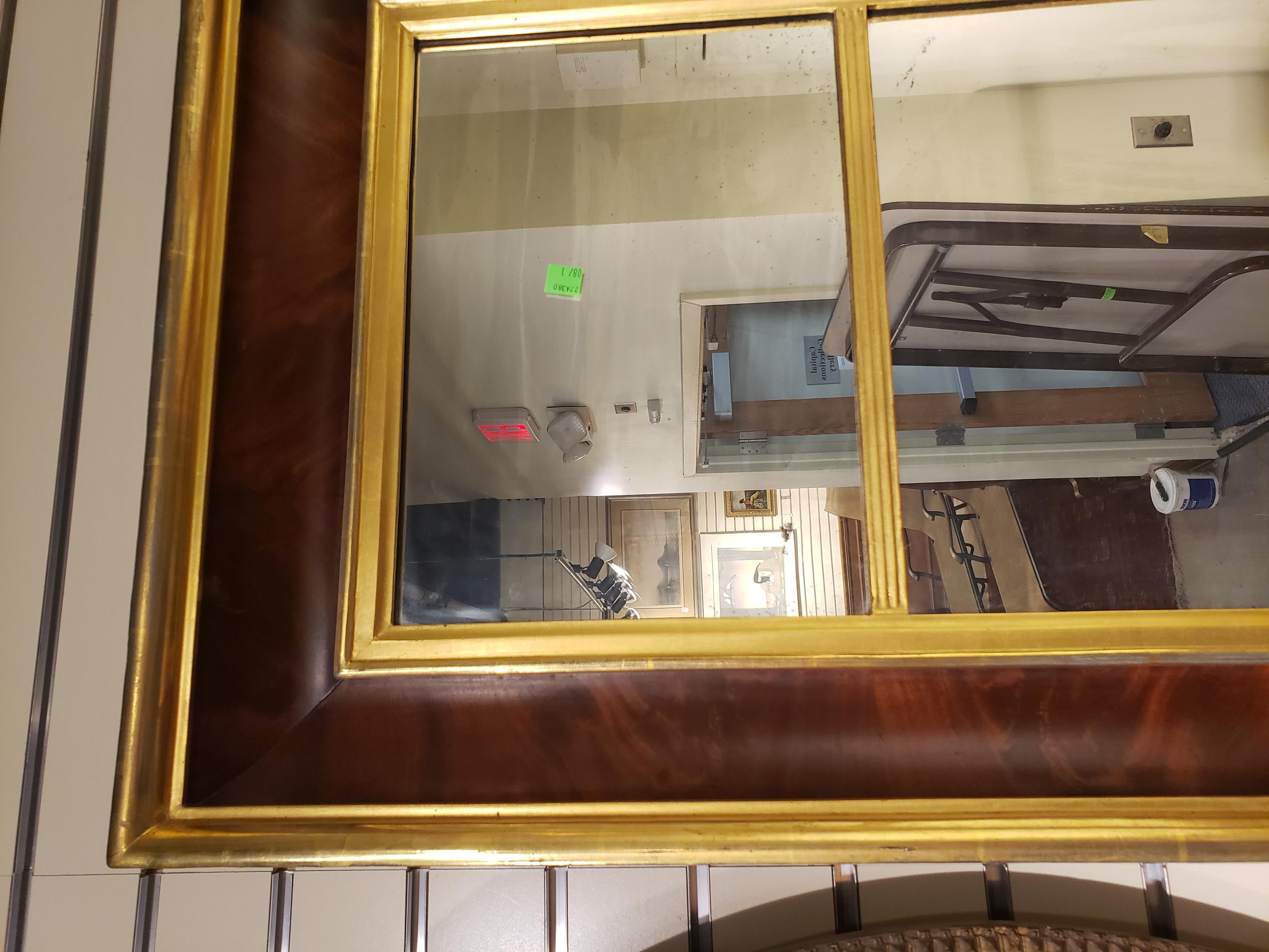 Autre Miroir Trumeau Empire américain du 19ème siècle avec cadre en acajou flammé doré à la feuille en vente