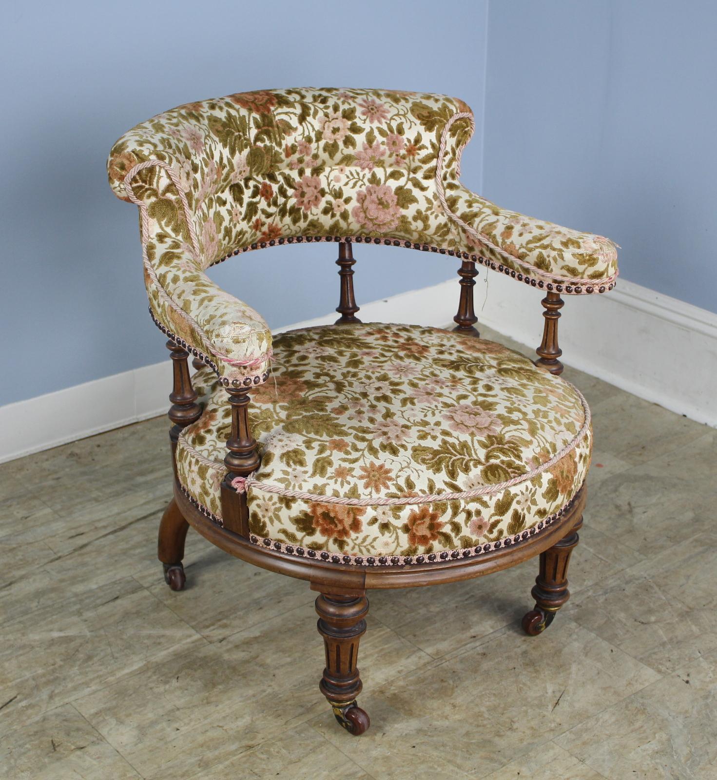 Hübscher kleiner Sessel aus dem 19. Jahrhundert mit charmanten gedrechselten Beinen. Original-Rollen. Die florale Polsterung ist abgenutzt. Das Stück ist bereit für eine Neupolsterung.