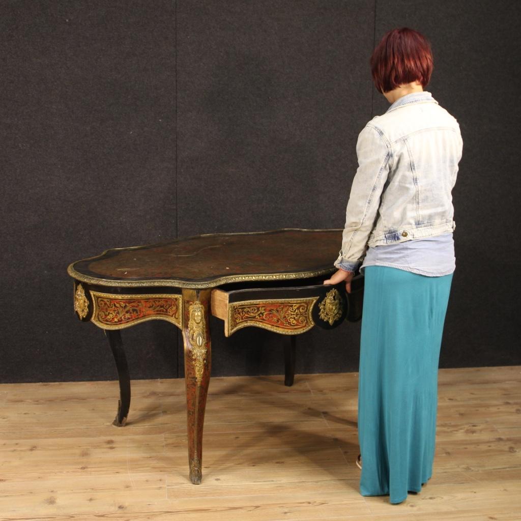 French table or desk from late 19th century. Boulle line furniture in ebonized wood richly adorned with chiseled and gilded brass and bronze. Table with tortoise-shell inserts on top, edges and legs of exceptional quality. Furniture equipped with a