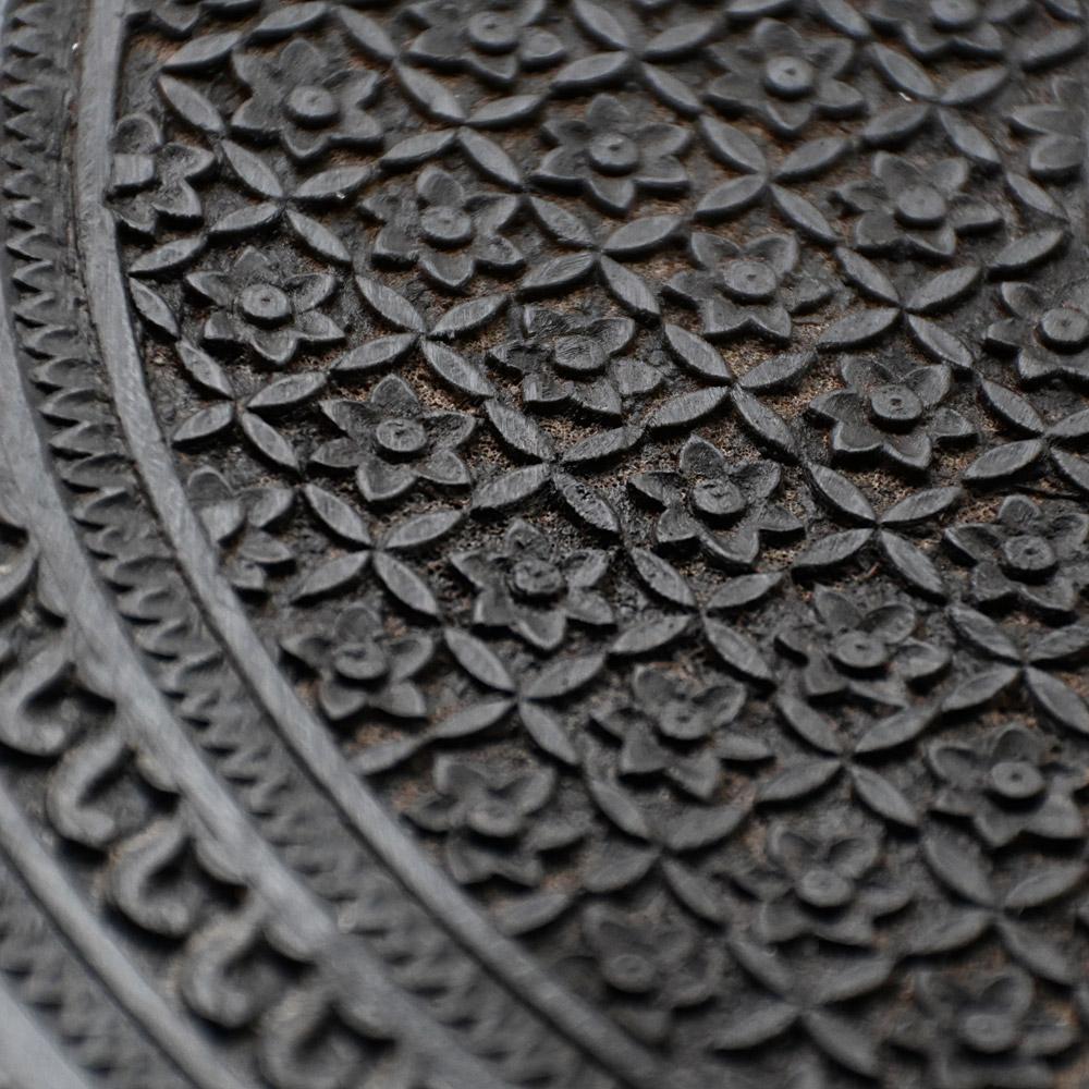 Table d'appoint Nagina Jaipur du 19e siècle, ébonisée et sculptée à la main en vente 2
