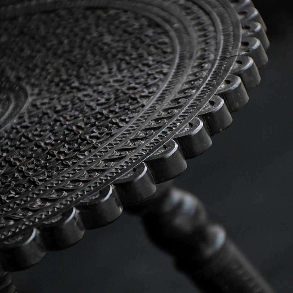 Table d'appoint Nagina Jaipur du 19e siècle, ébonisée et sculptée à la main en vente 4