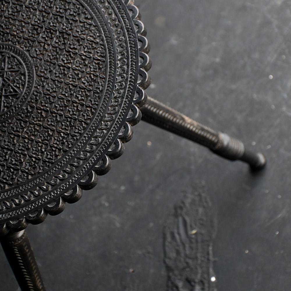 Table d'appoint Nagina Jaipur du 19e siècle, ébonisée et sculptée à la main en vente 5