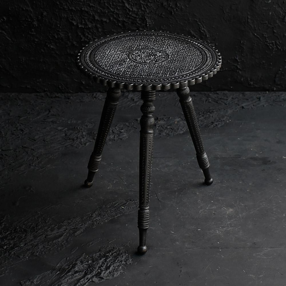 Table d'appoint Nagina Jaipur du 19e siècle, ébonisée et sculptée à la main 

Magnifique table d'appoint indienne Nagina Jaipur ébonisée du XIXe siècle. Avec de magnifiques détails sculptés à la main sur toute sa surface, cette petite table peut