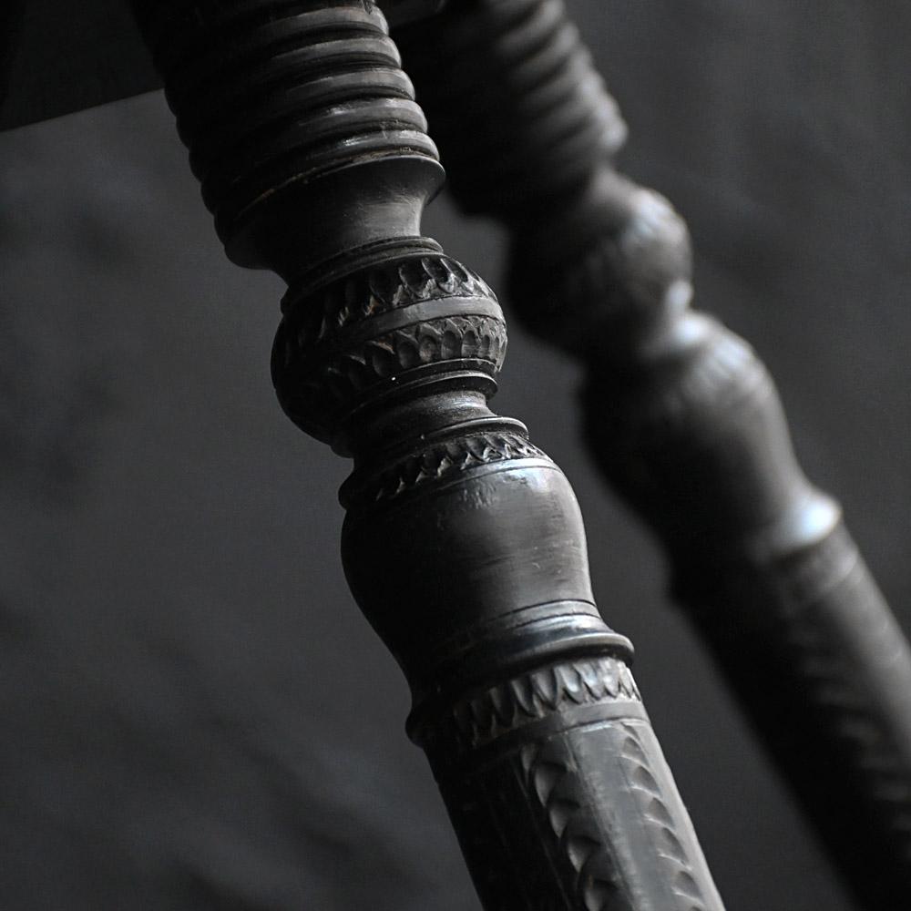 Indien Table d'appoint Nagina Jaipur du 19e siècle, ébonisée et sculptée à la main en vente