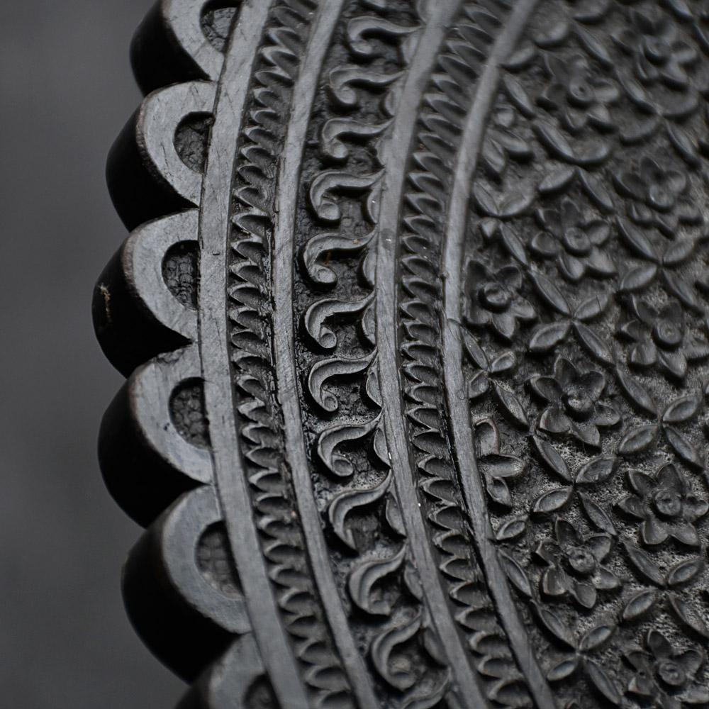 Bois Table d'appoint Nagina Jaipur du 19e siècle, ébonisée et sculptée à la main en vente