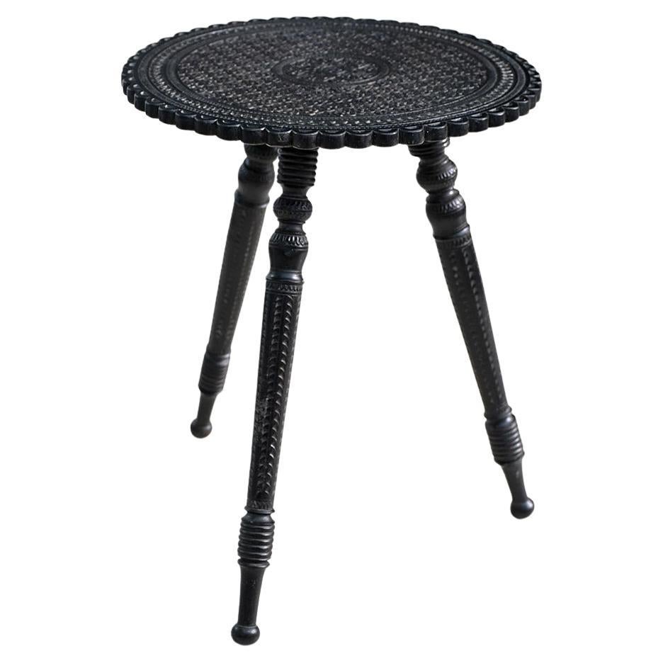 Table d'appoint Nagina Jaipur du 19e siècle, ébonisée et sculptée à la main en vente