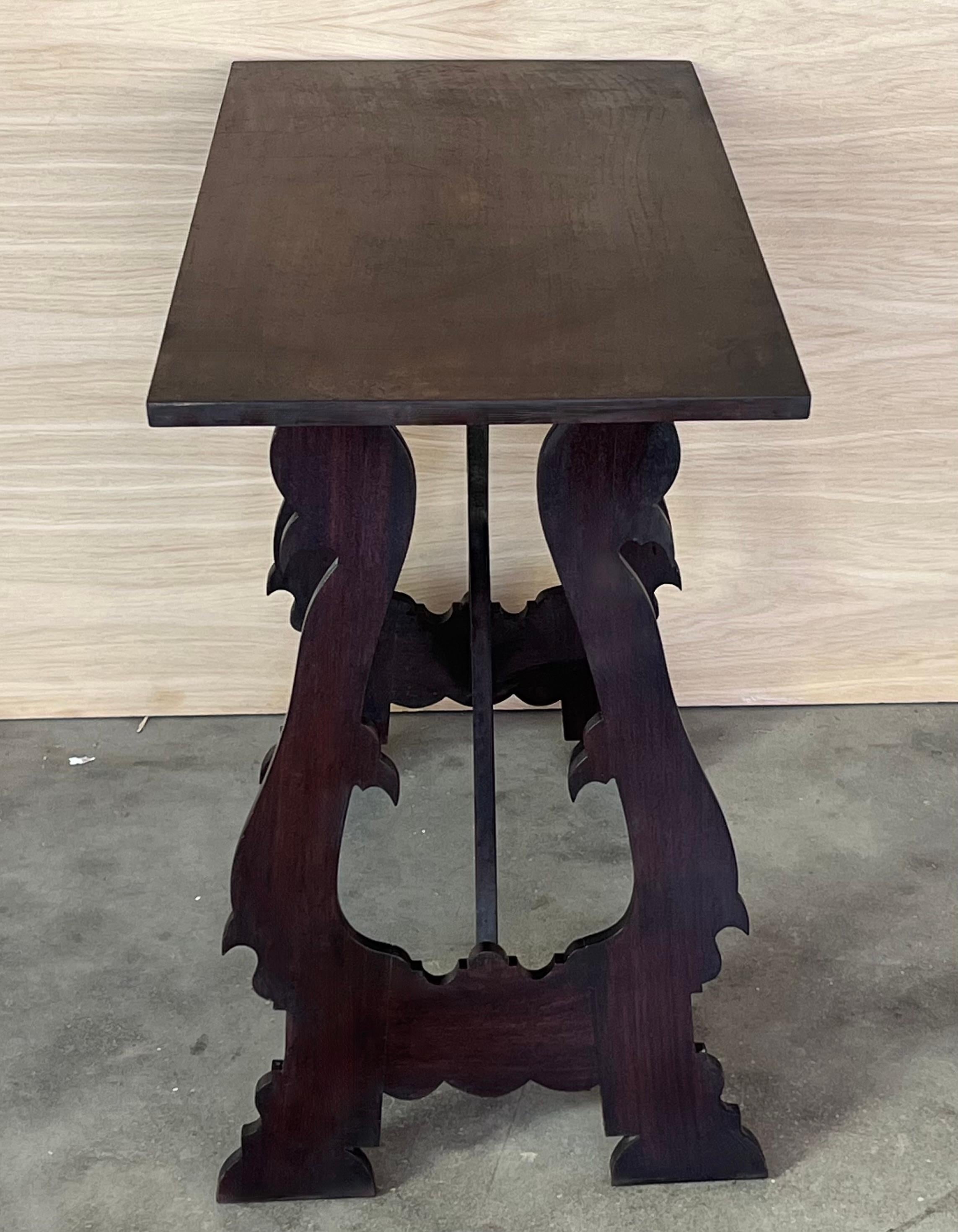 Table d'appoint baroque espagnole du 19ème siècle en bois d'ébène avec pieds en forme de lyre en vente 2