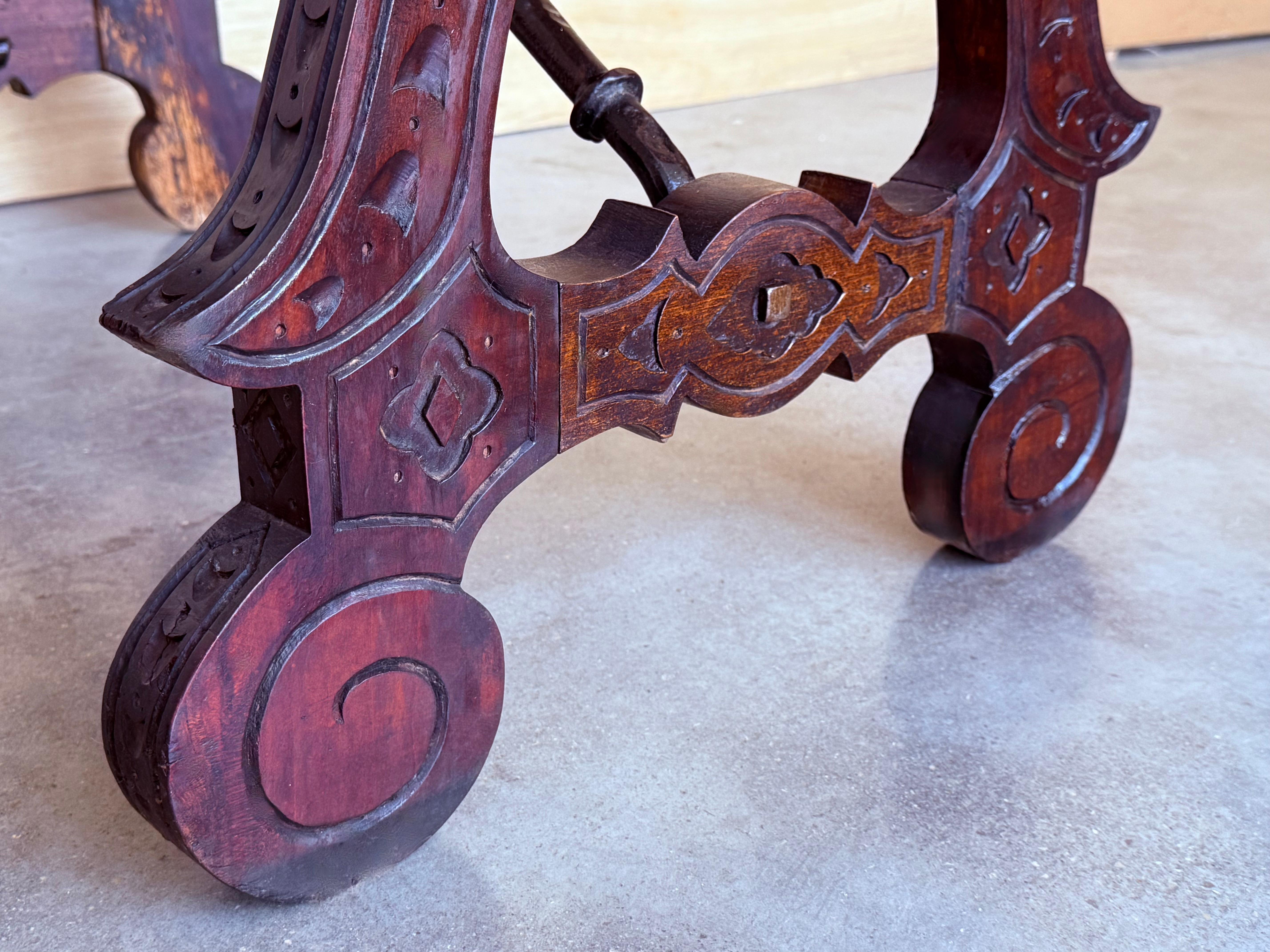 Table d'appoint baroque espagnole du 19ème siècle en bois d'ébène avec pieds en forme de lyre en vente 2