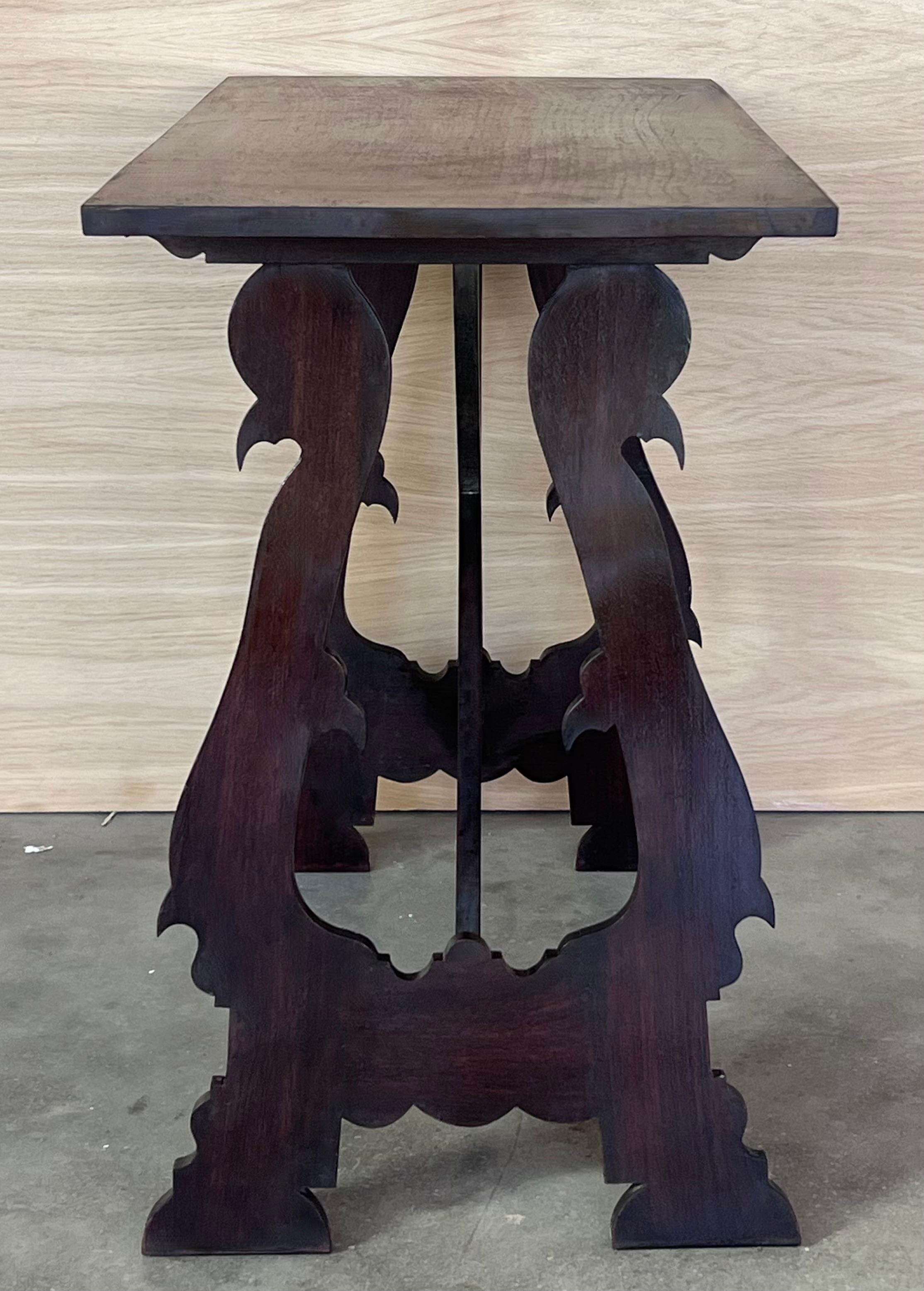 Table d'appoint baroque espagnole du 19ème siècle en bois d'ébène avec pieds en forme de lyre en vente 3