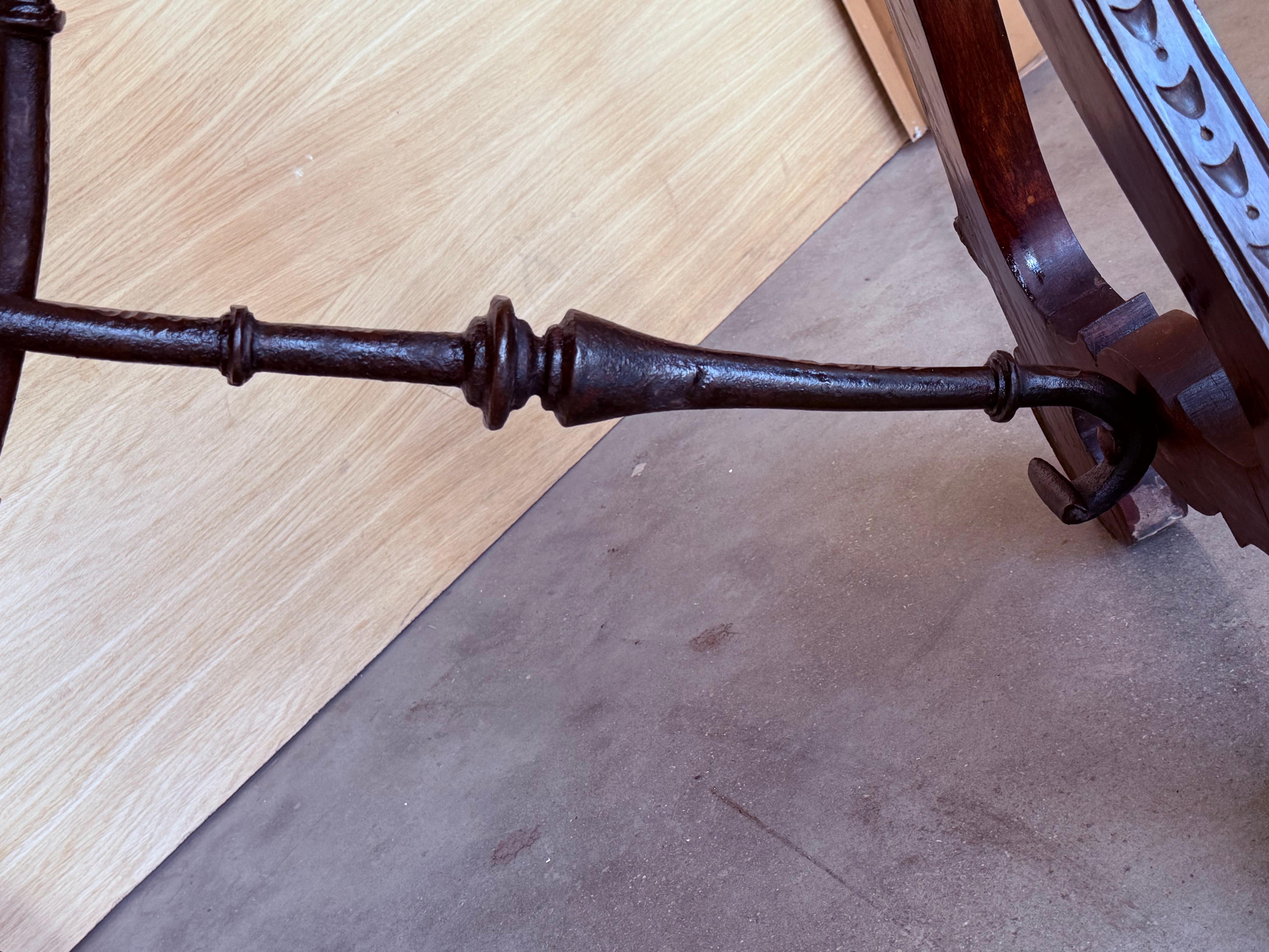 Table d'appoint baroque espagnole du 19ème siècle en bois d'ébène avec pieds en forme de lyre en vente 3