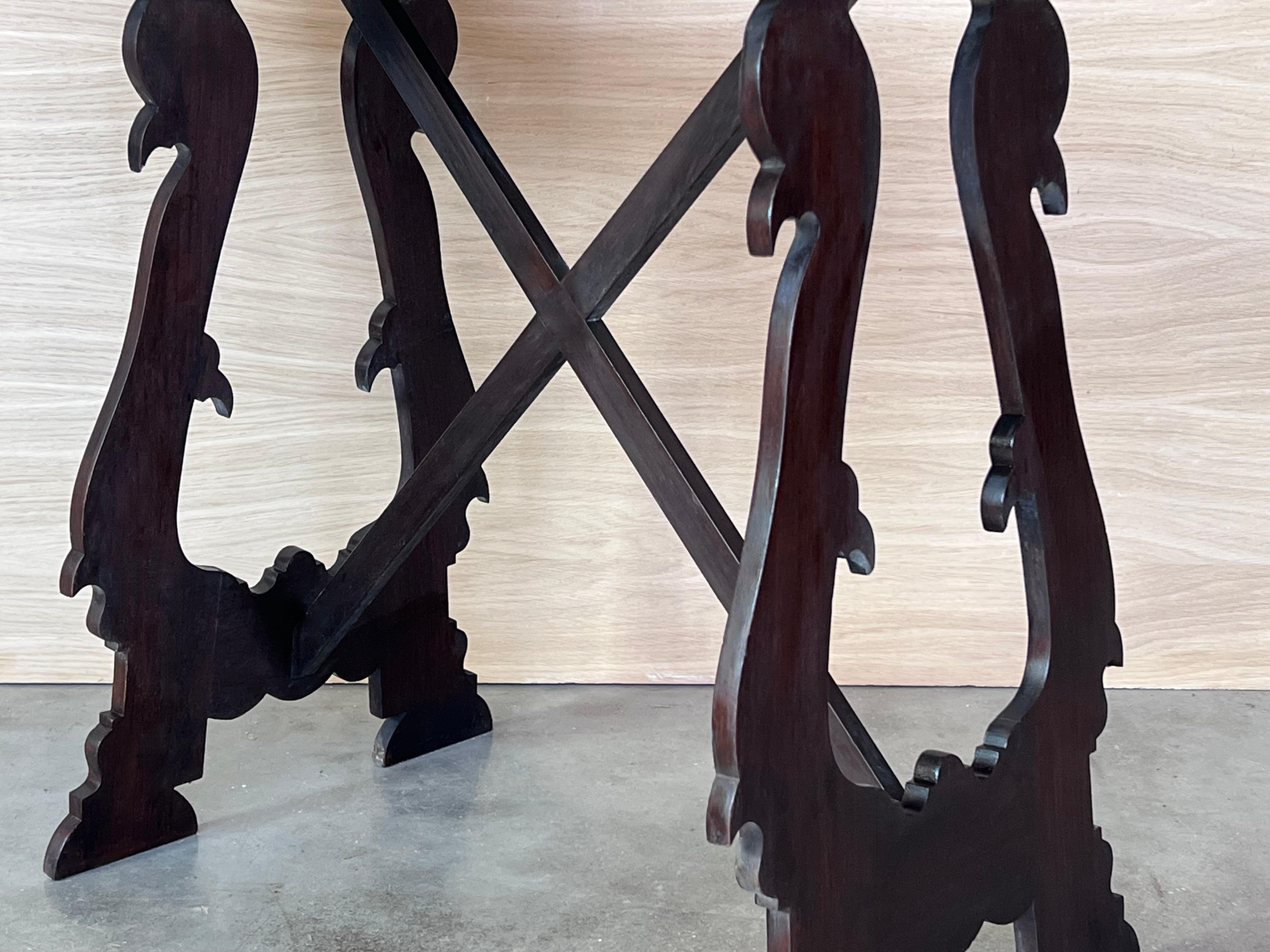 Table d'appoint baroque espagnole du 19ème siècle en bois d'ébène avec pieds en forme de lyre en vente 4
