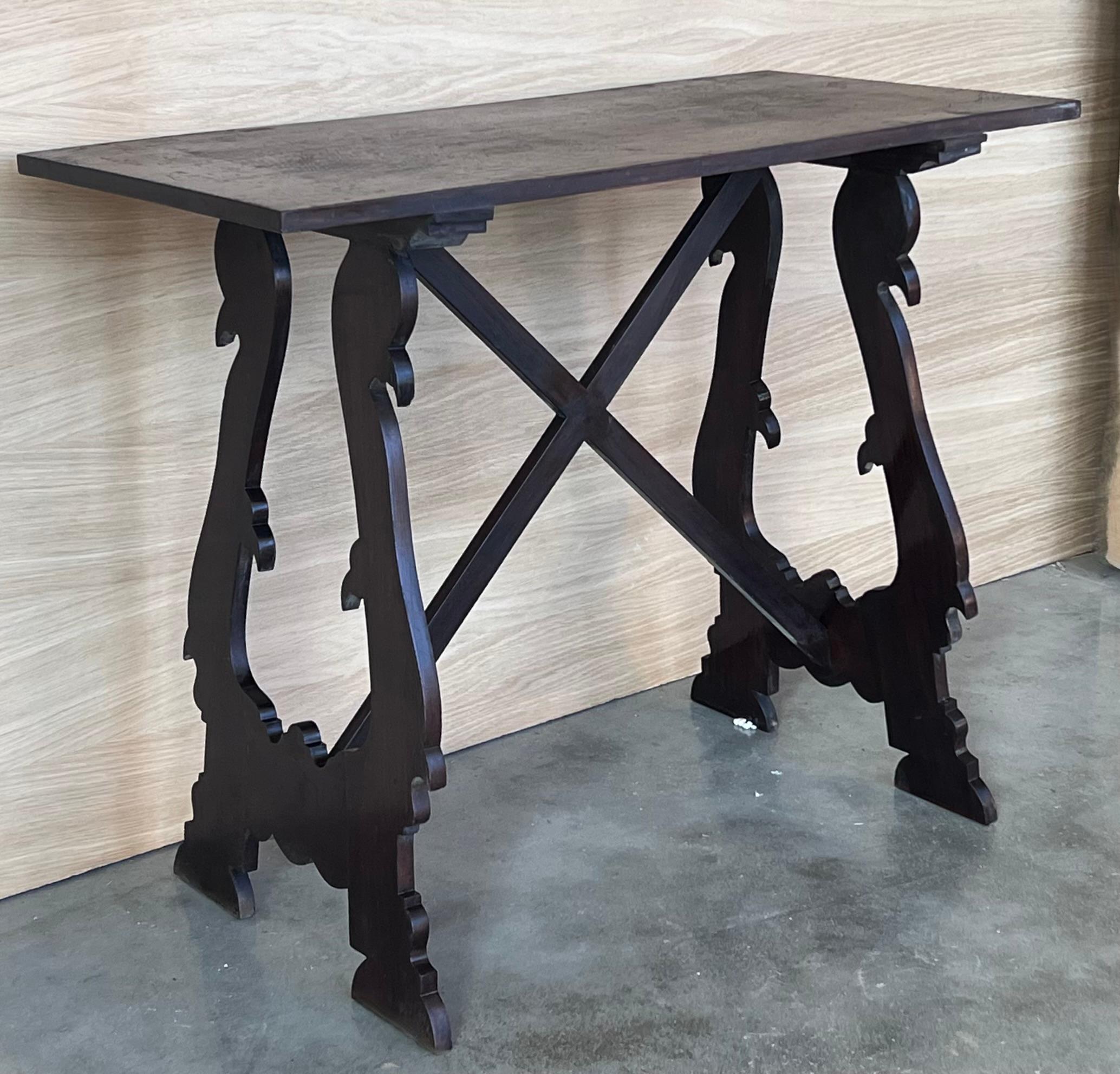 Colonial espagnol Table d'appoint baroque espagnole du 19ème siècle en bois d'ébène avec pieds en forme de lyre en vente