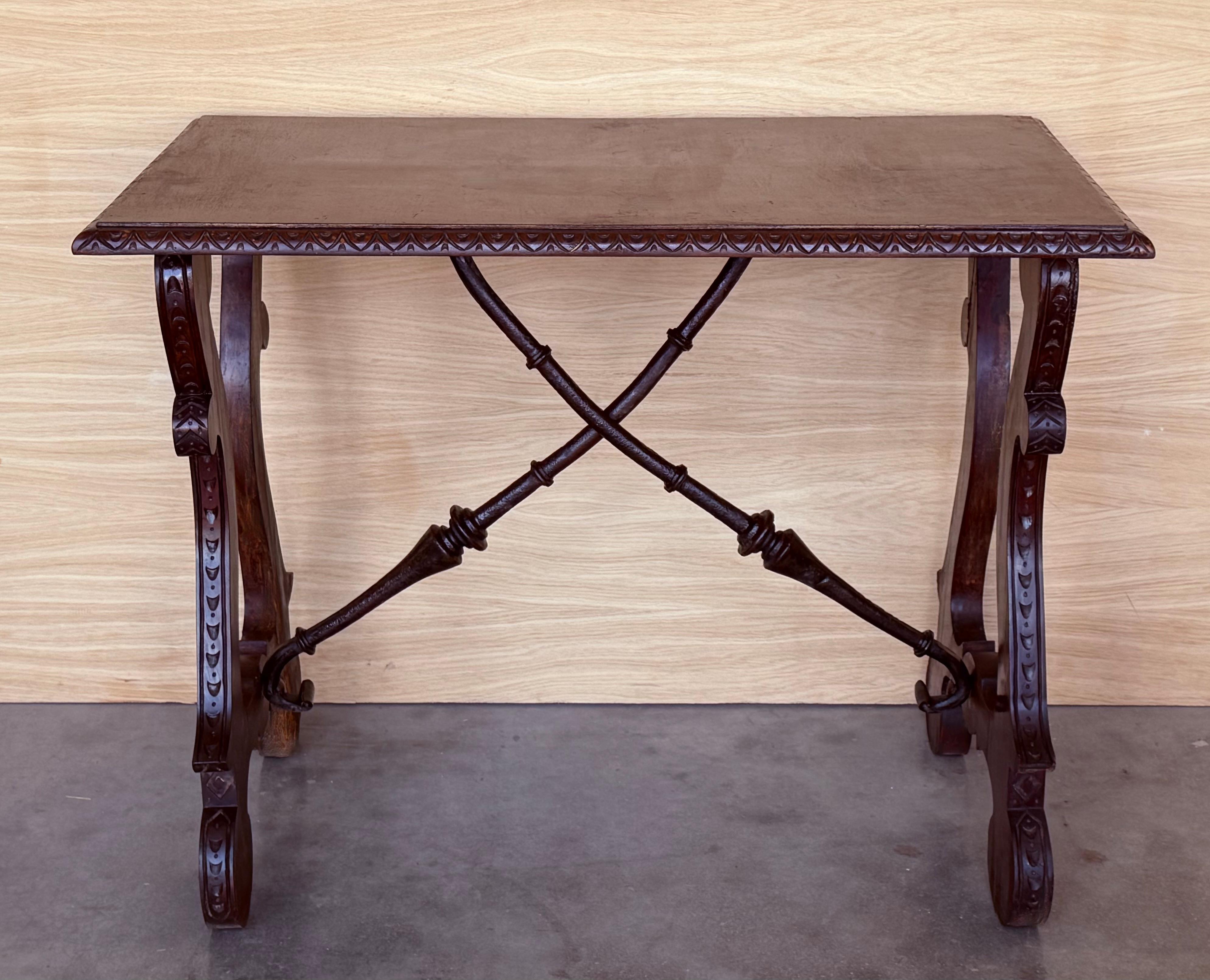 Colonial espagnol Table d'appoint baroque espagnole du 19ème siècle en bois d'ébène avec pieds en forme de lyre en vente