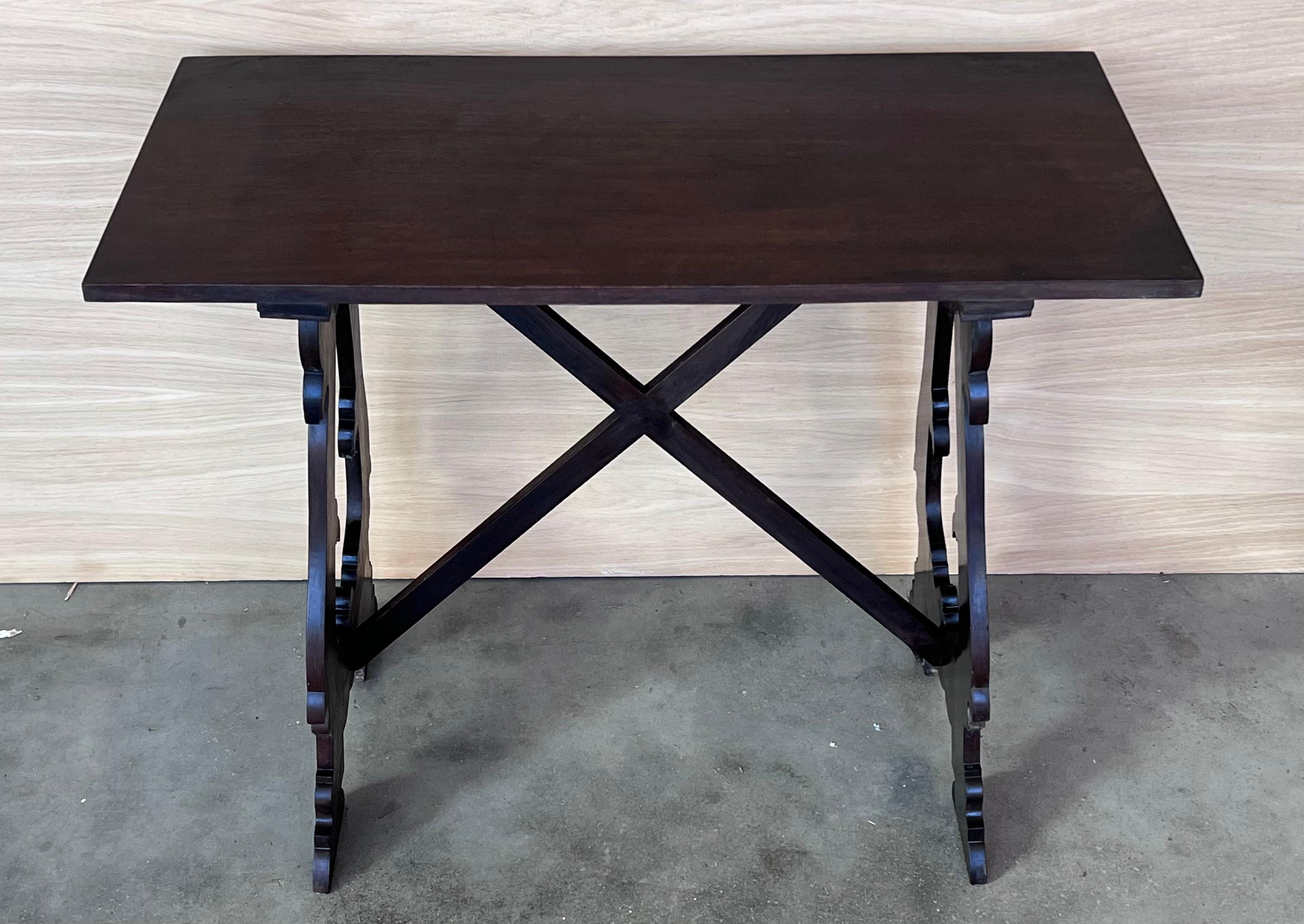 Espagnol Table d'appoint baroque espagnole du 19ème siècle en bois d'ébène avec pieds en forme de lyre en vente