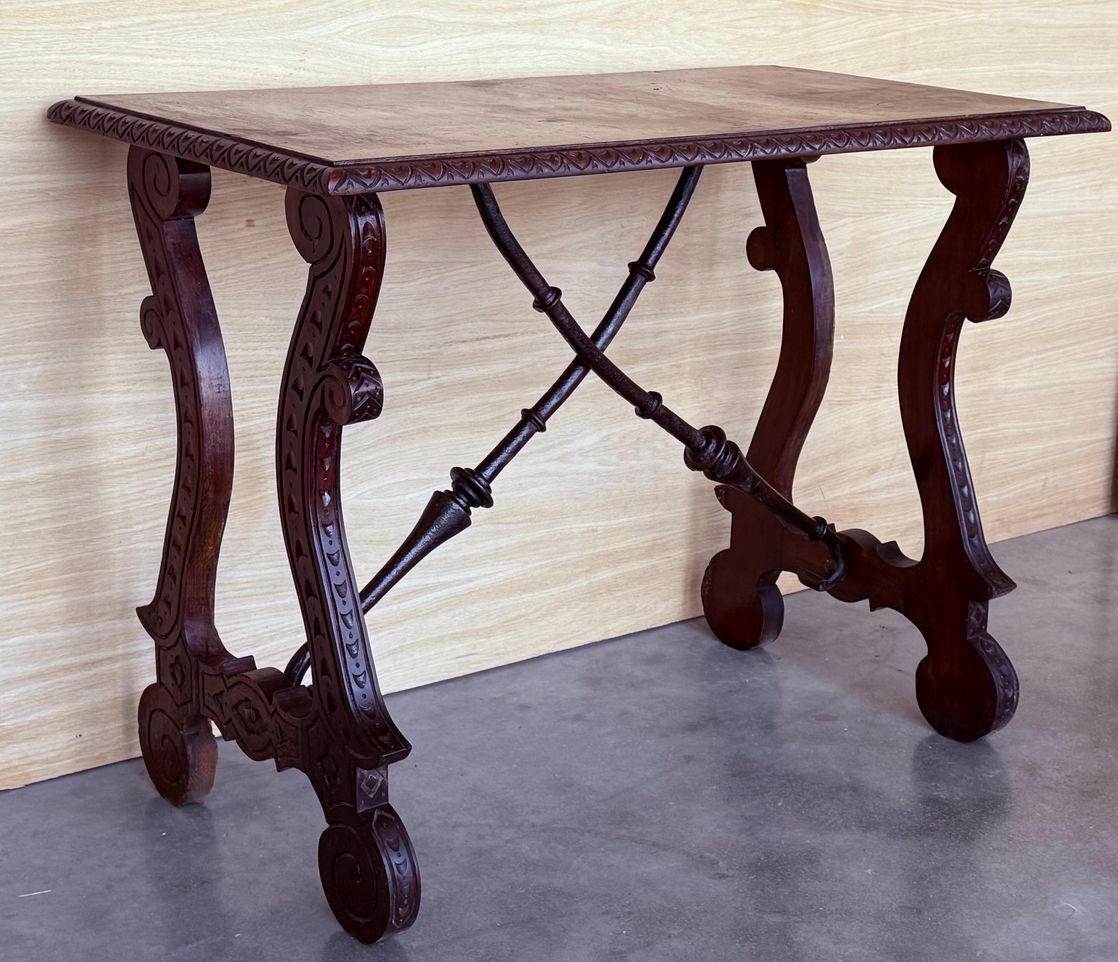Espagnol Table d'appoint baroque espagnole du 19ème siècle en bois d'ébène avec pieds en forme de lyre en vente