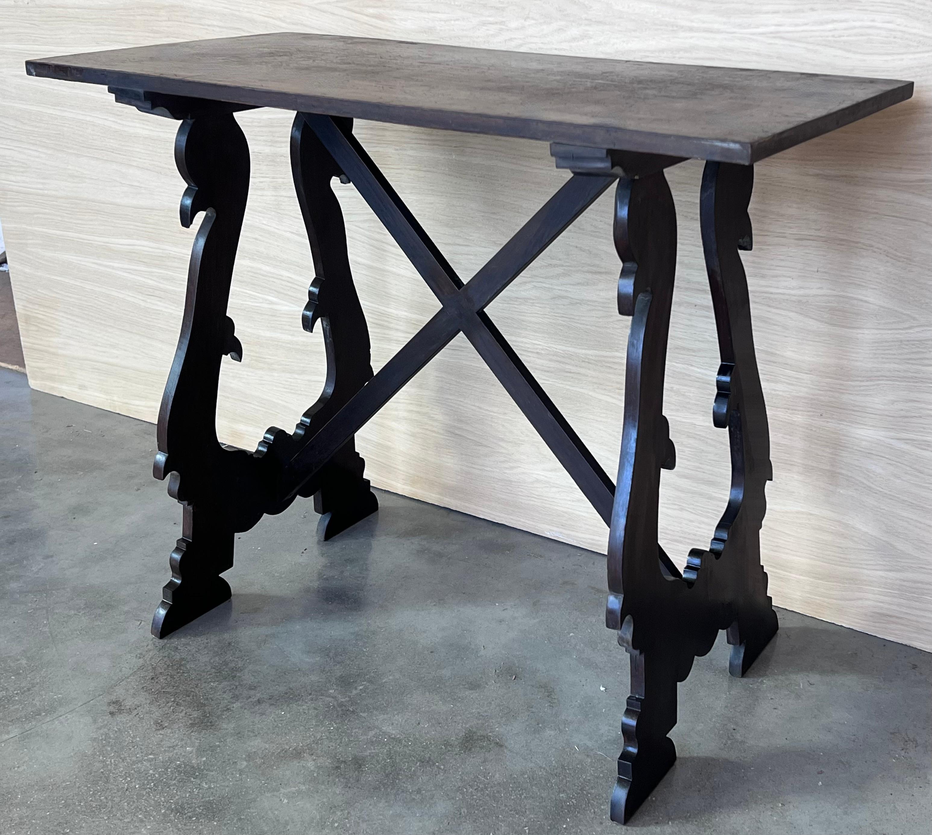Sculpté Table d'appoint baroque espagnole du 19ème siècle en bois d'ébène avec pieds en forme de lyre en vente