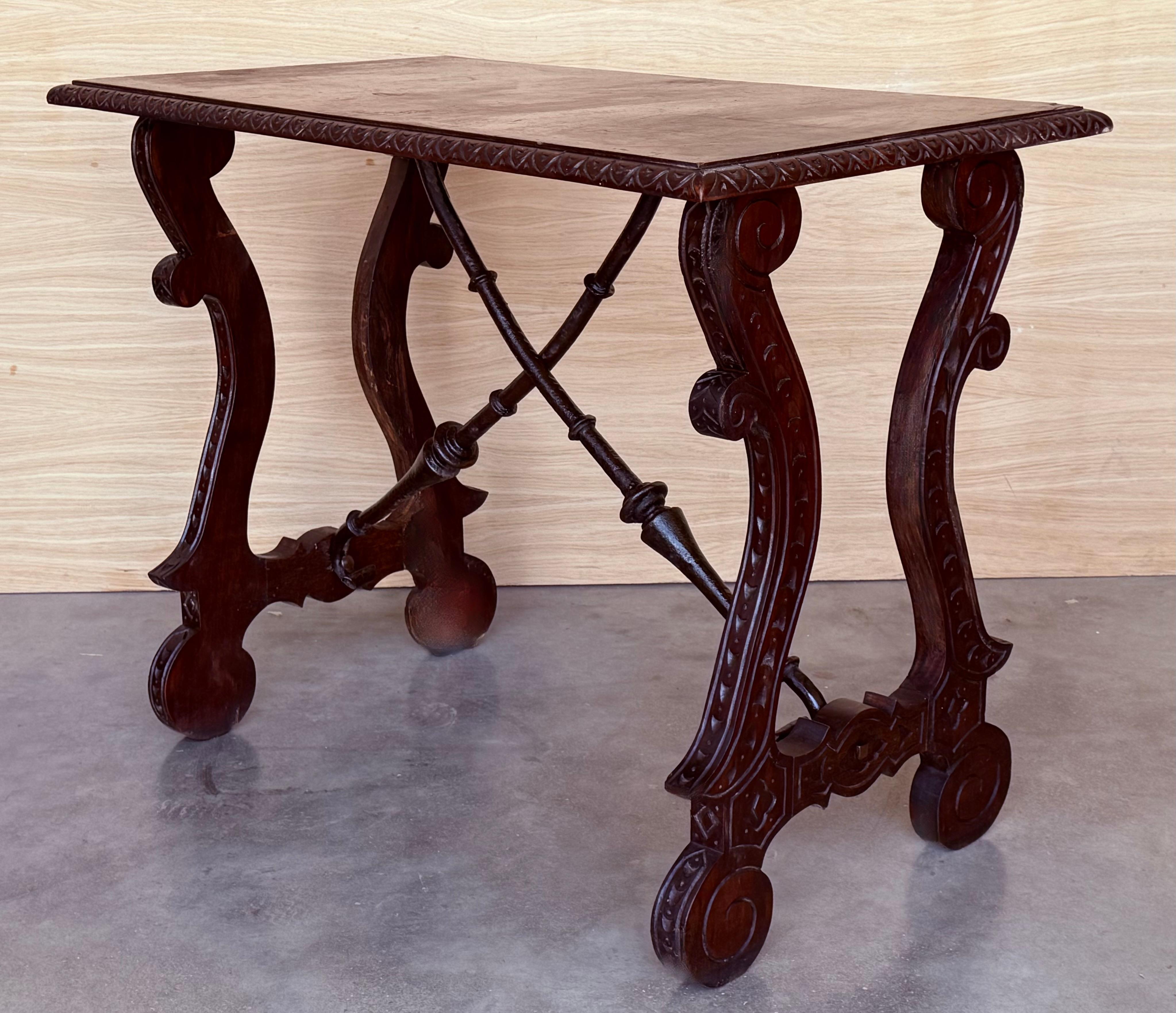 Sculpté Table d'appoint baroque espagnole du 19ème siècle en bois d'ébène avec pieds en forme de lyre en vente