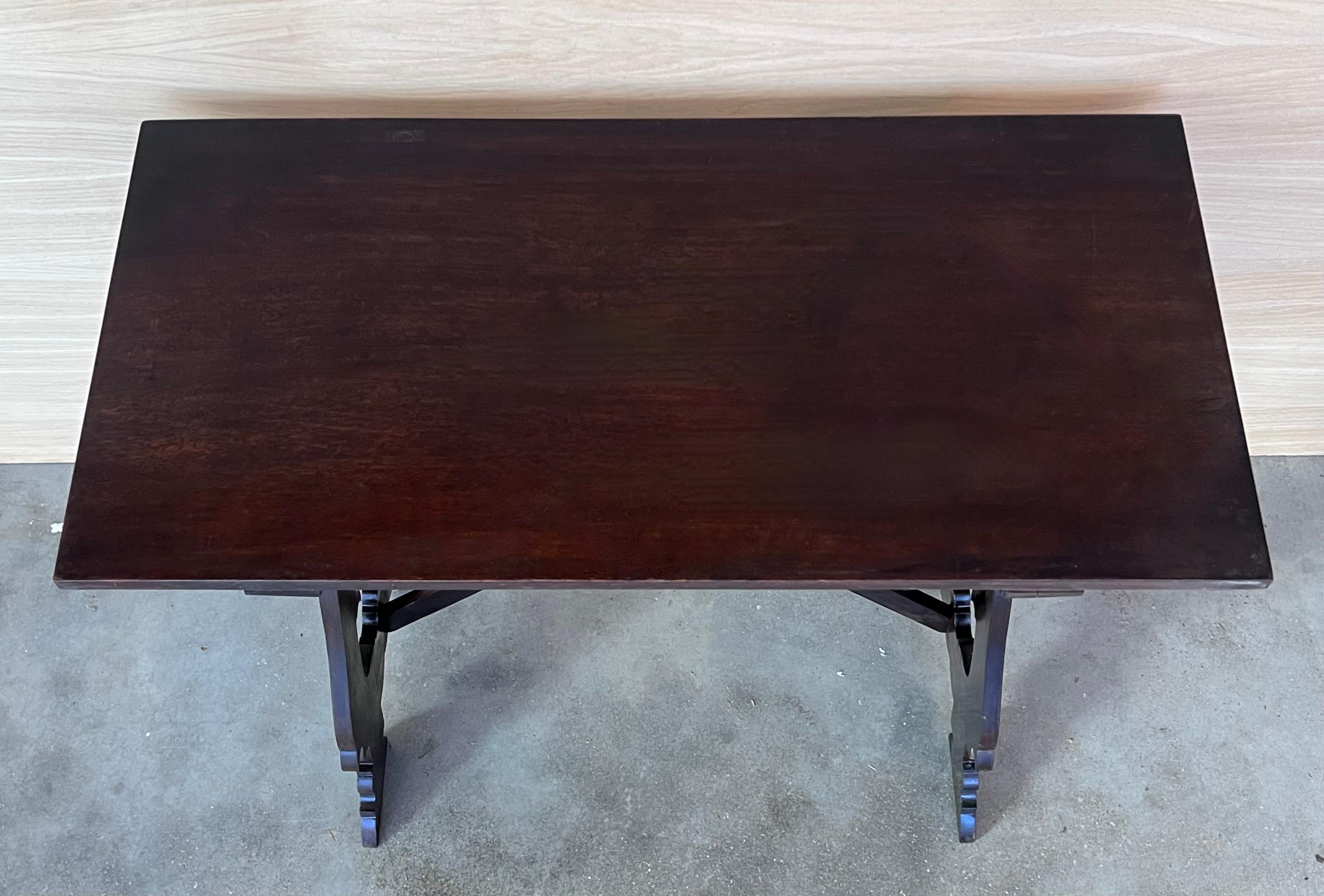 Table d'appoint baroque espagnole du 19ème siècle en bois d'ébène avec pieds en forme de lyre Bon état - En vente à Miami, FL